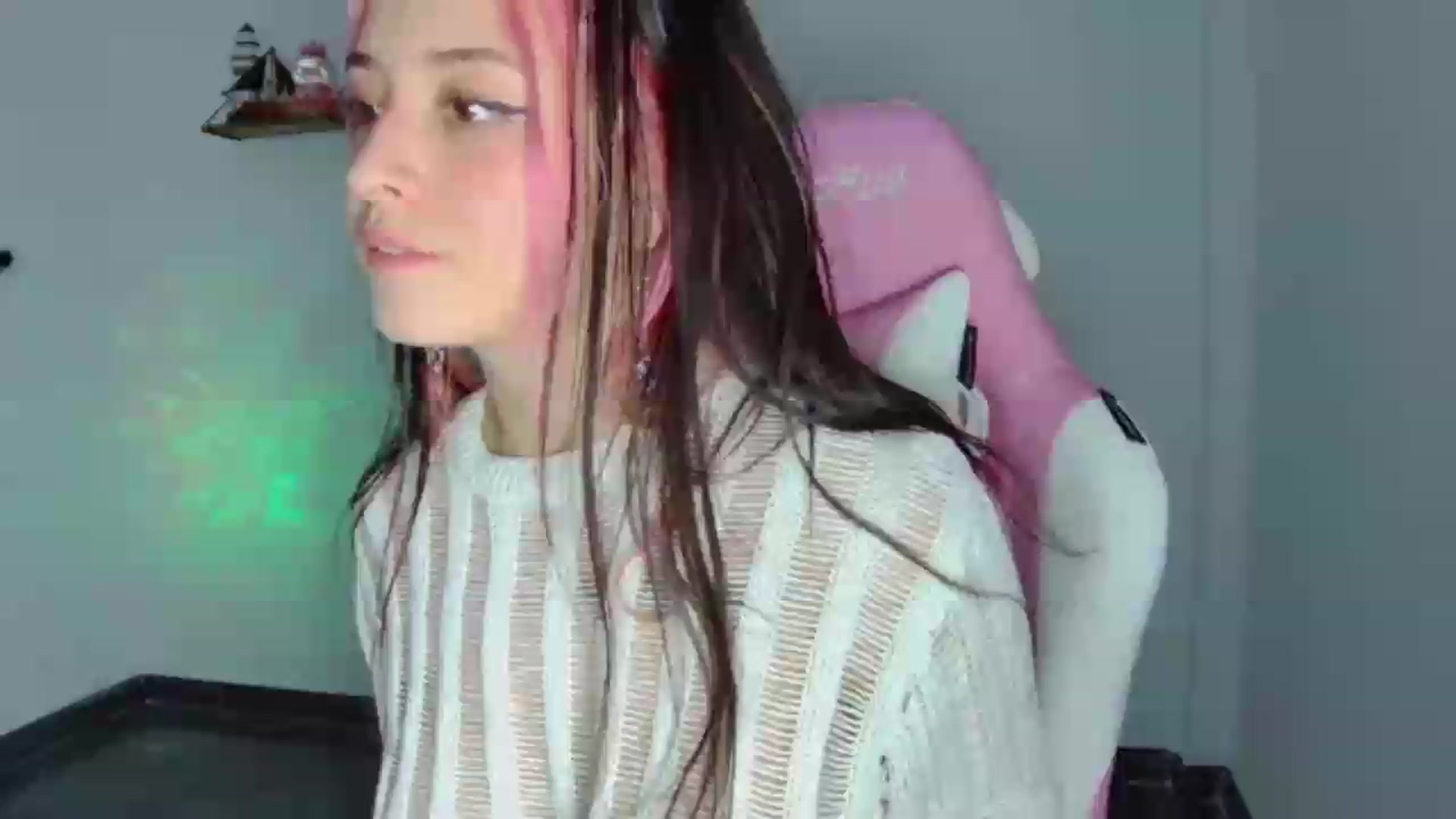 Gallery image thumbnail from CarolineJames's myfreecams stream on, 08/01/2026, 24:55 image 1 of 20