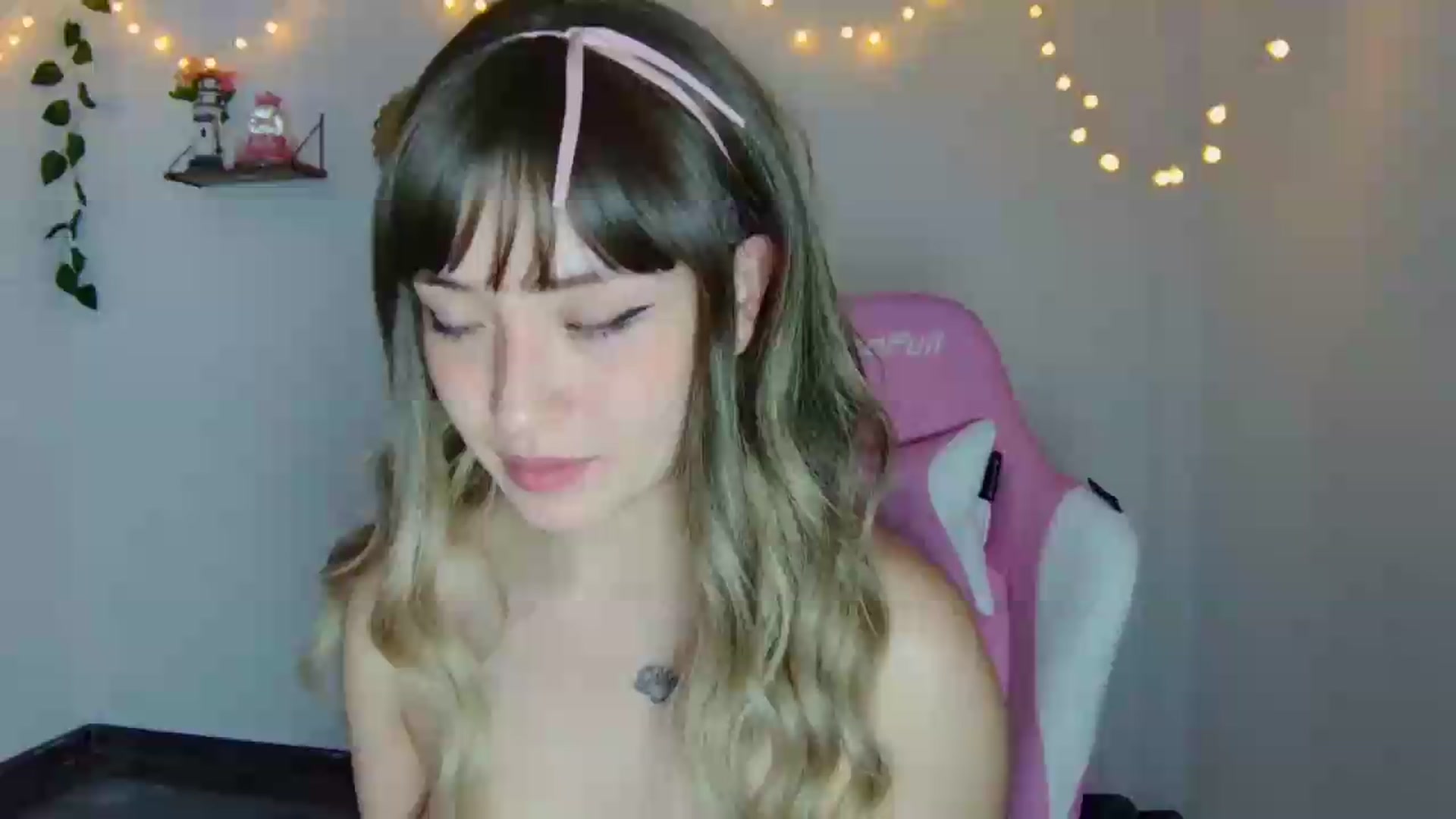 Gallery image thumbnail from CarolineJames's myfreecams stream on, 08/12/2026, 05:35 image 12 of 20