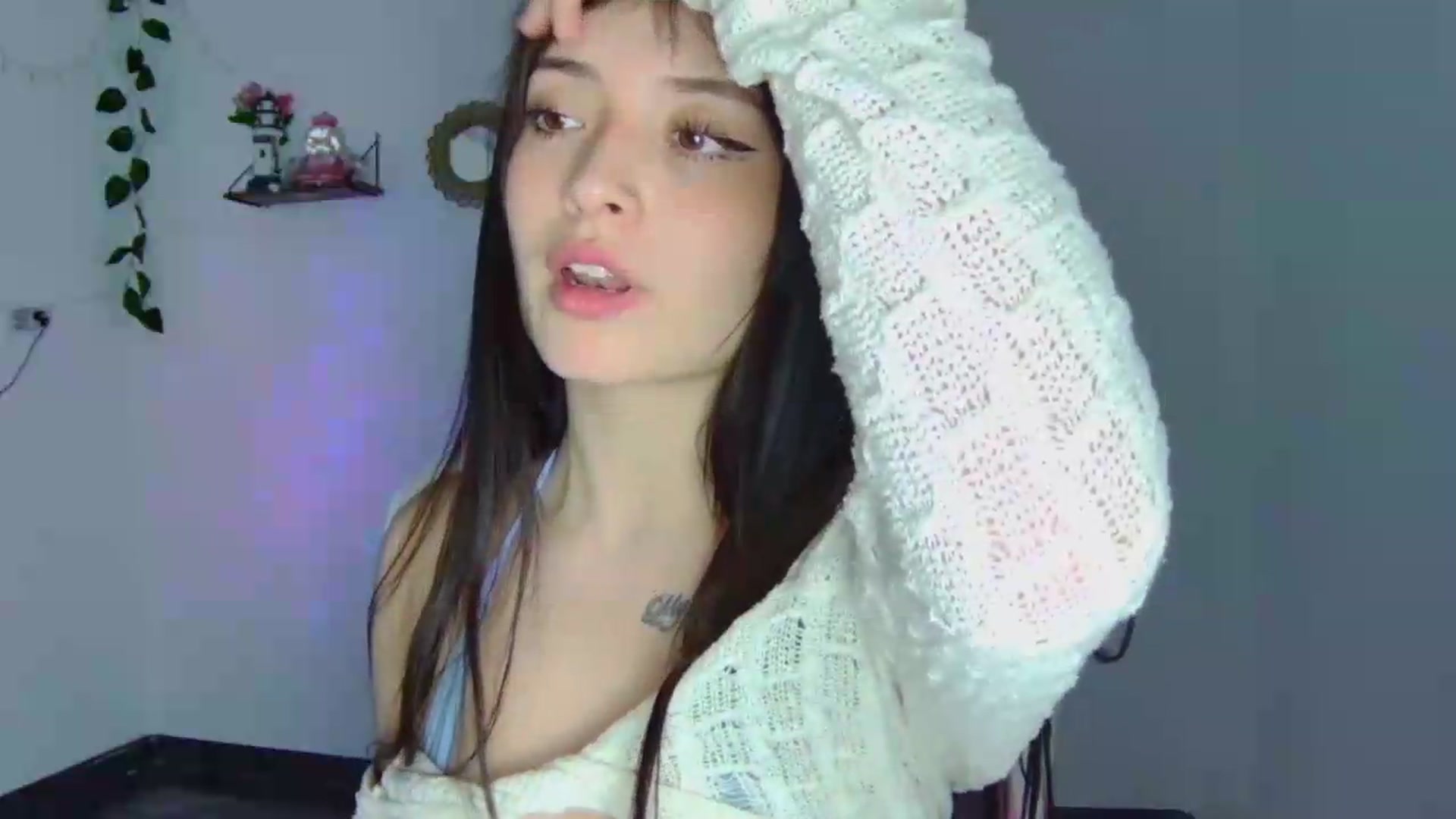 Gallery image thumbnail from CarolineJames's myfreecams stream on, 09/04/2026, 04:04 image 14 of 20