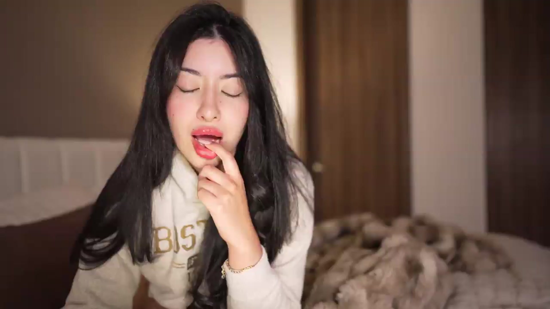 Gallery image thumbnail from Caroline_'s myfreecams stream on, 06/22/2026, 05:02 image 10 of 20