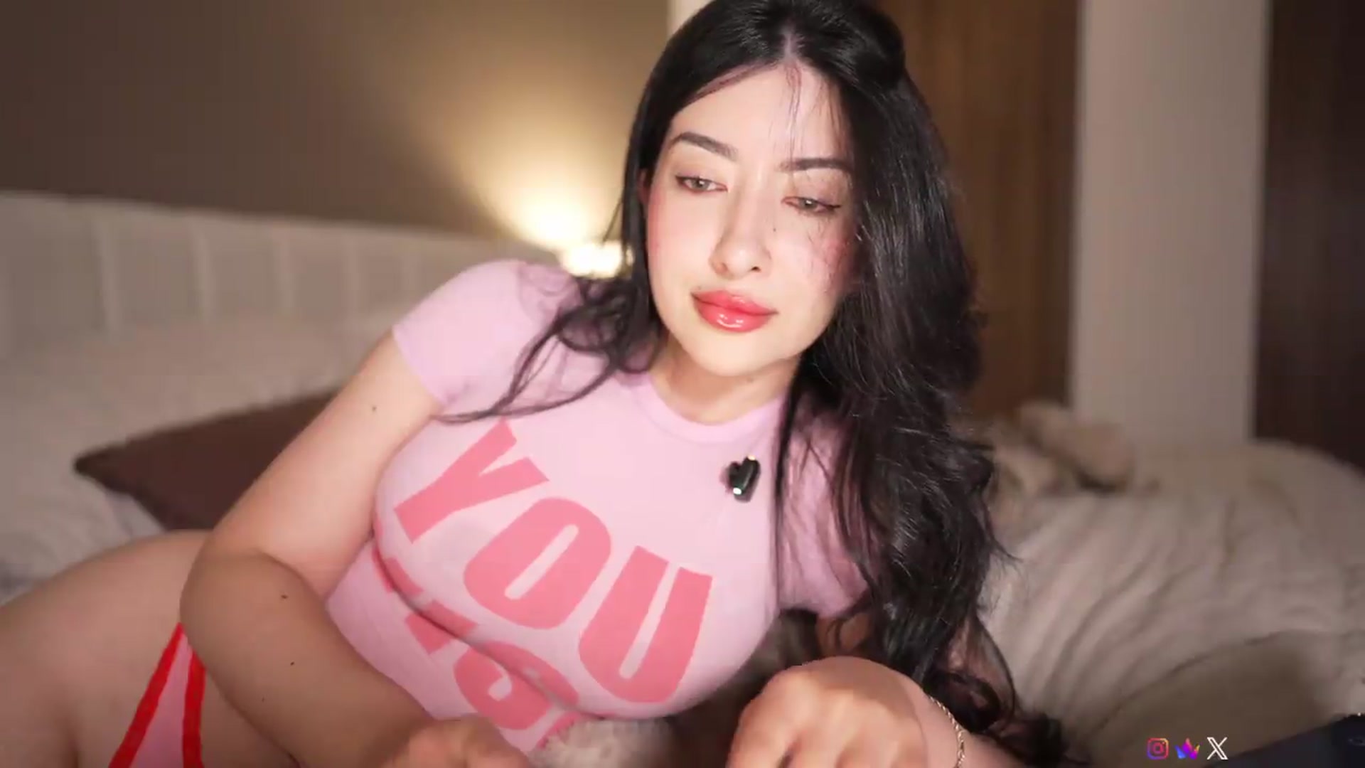 Gallery image thumbnail from Caroline_'s myfreecams stream on, 06/23/2026, 04:58 image 8 of 20