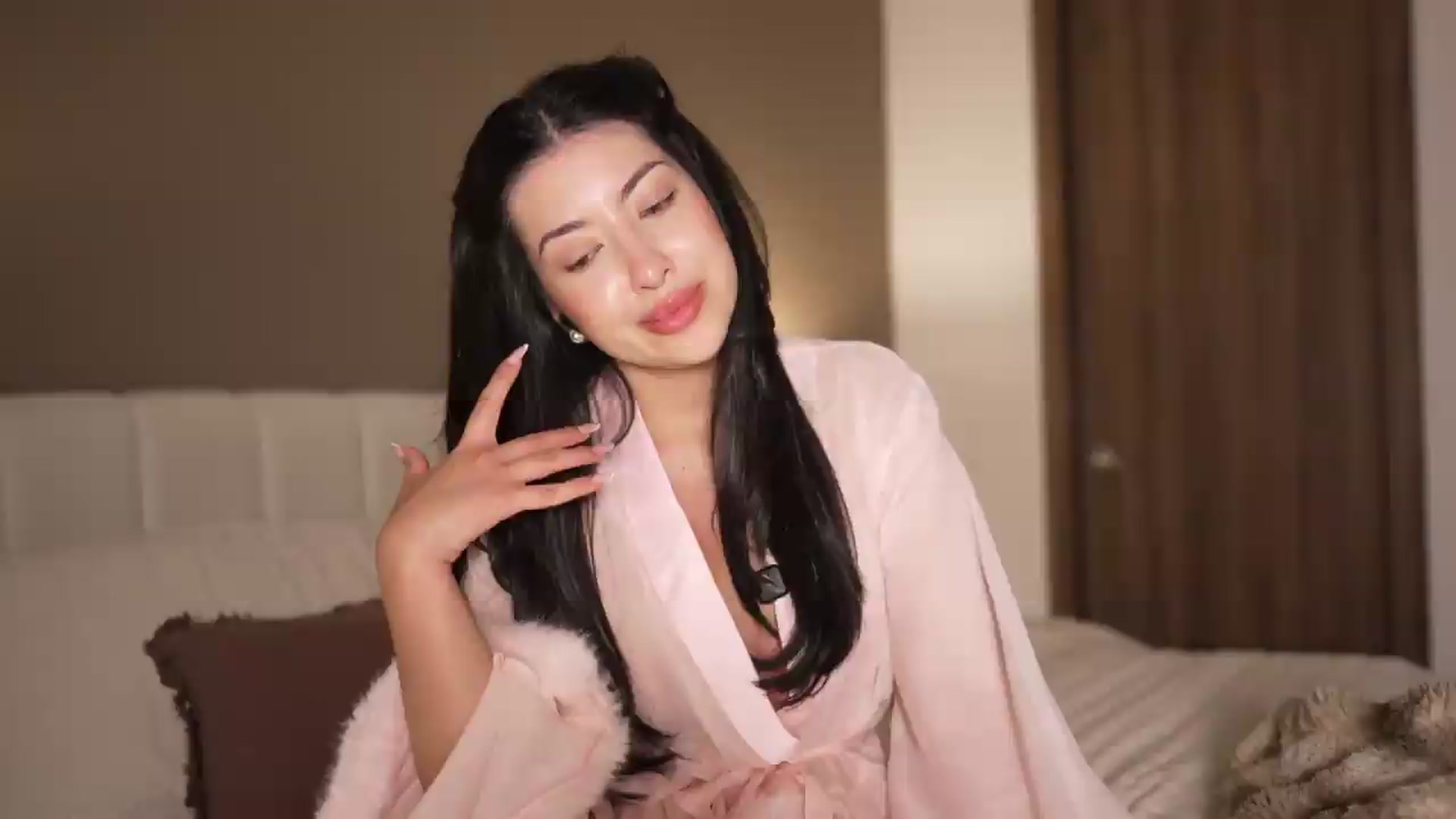 Gallery image thumbnail from Caroline_'s myfreecams stream on, 08/28/2026, 04:56 image 3 of 20