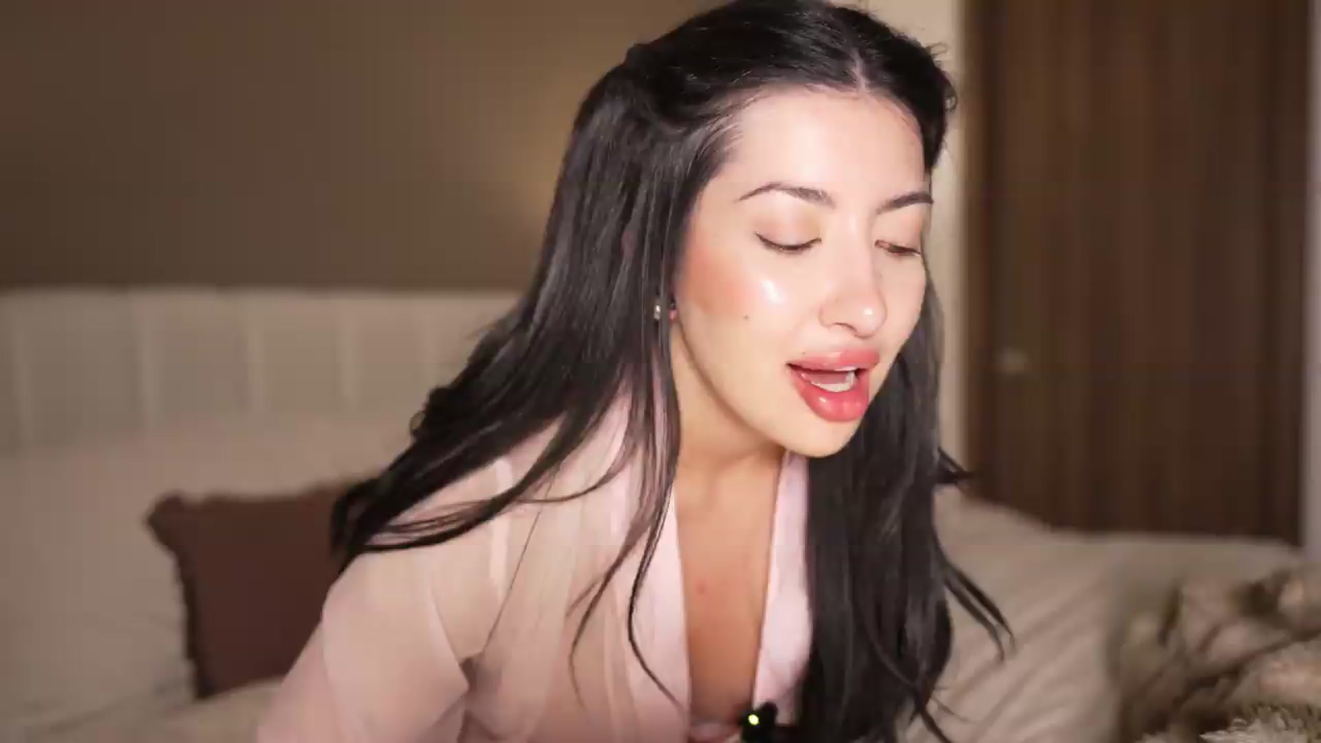 Gallery image thumbnail from Caroline_'s myfreecams stream on, 08/28/2026, 04:56 image 4 of 20
