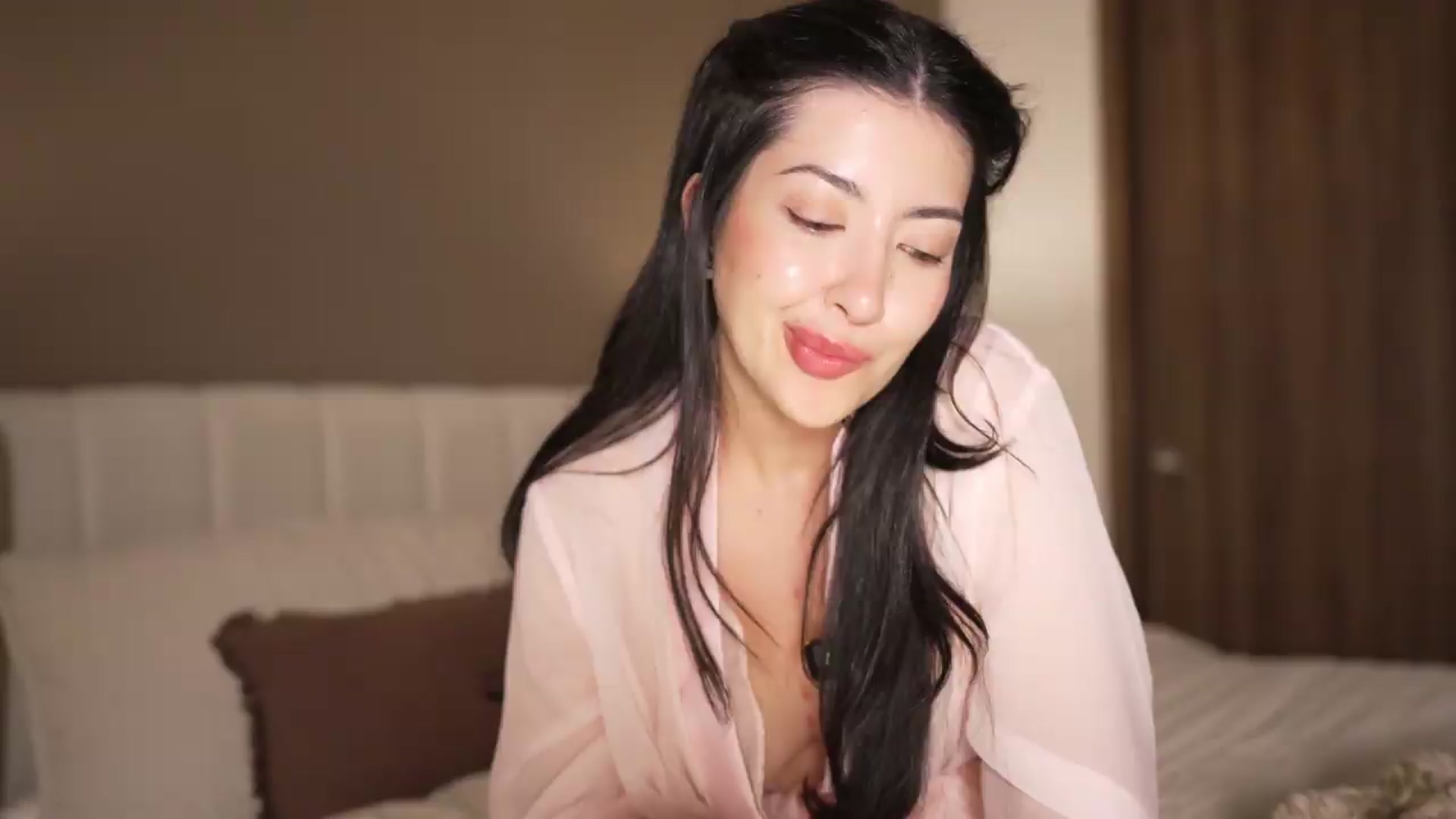Gallery image thumbnail from Caroline_'s myfreecams stream on, 08/28/2026, 04:56 image 16 of 20