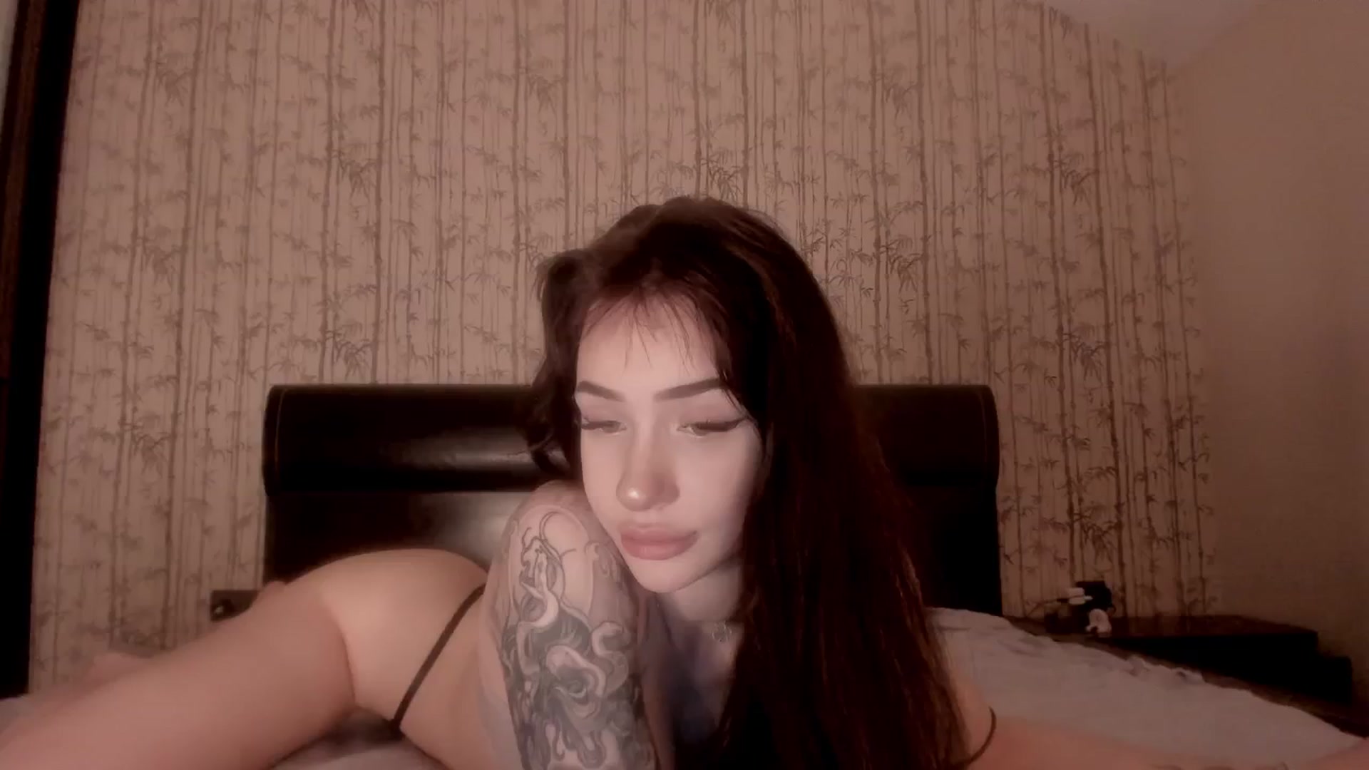 Gallery image thumbnail from Caroline_Bell's myfreecams stream on, 12/23/2024, 14:45 image 10 of 20