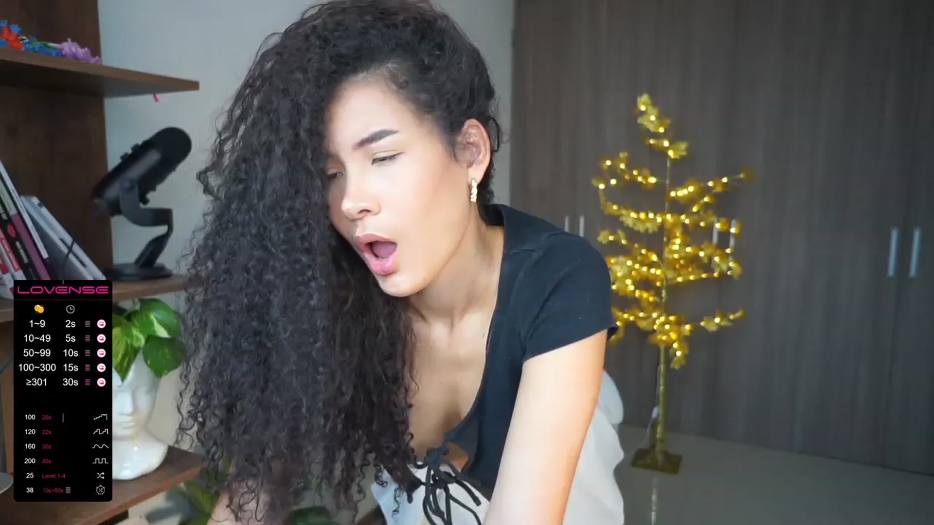 Gallery image thumbnail from Caroline_Ross's myfreecams stream on, 11/24/2022, 17:12 image 18 of 20