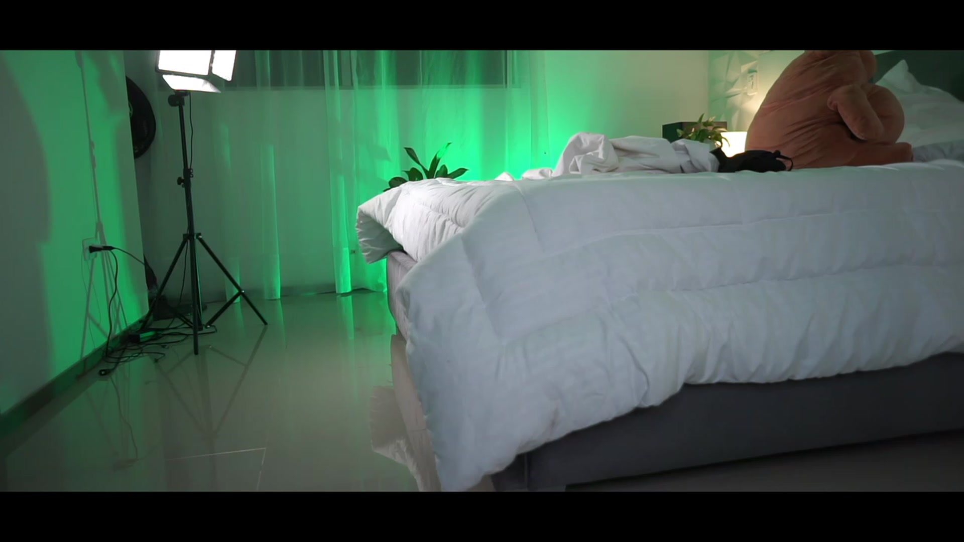 Gallery image thumbnail from Caroline_Ross's myfreecams stream on, 12/18/2022, 01:50 image 18 of 20