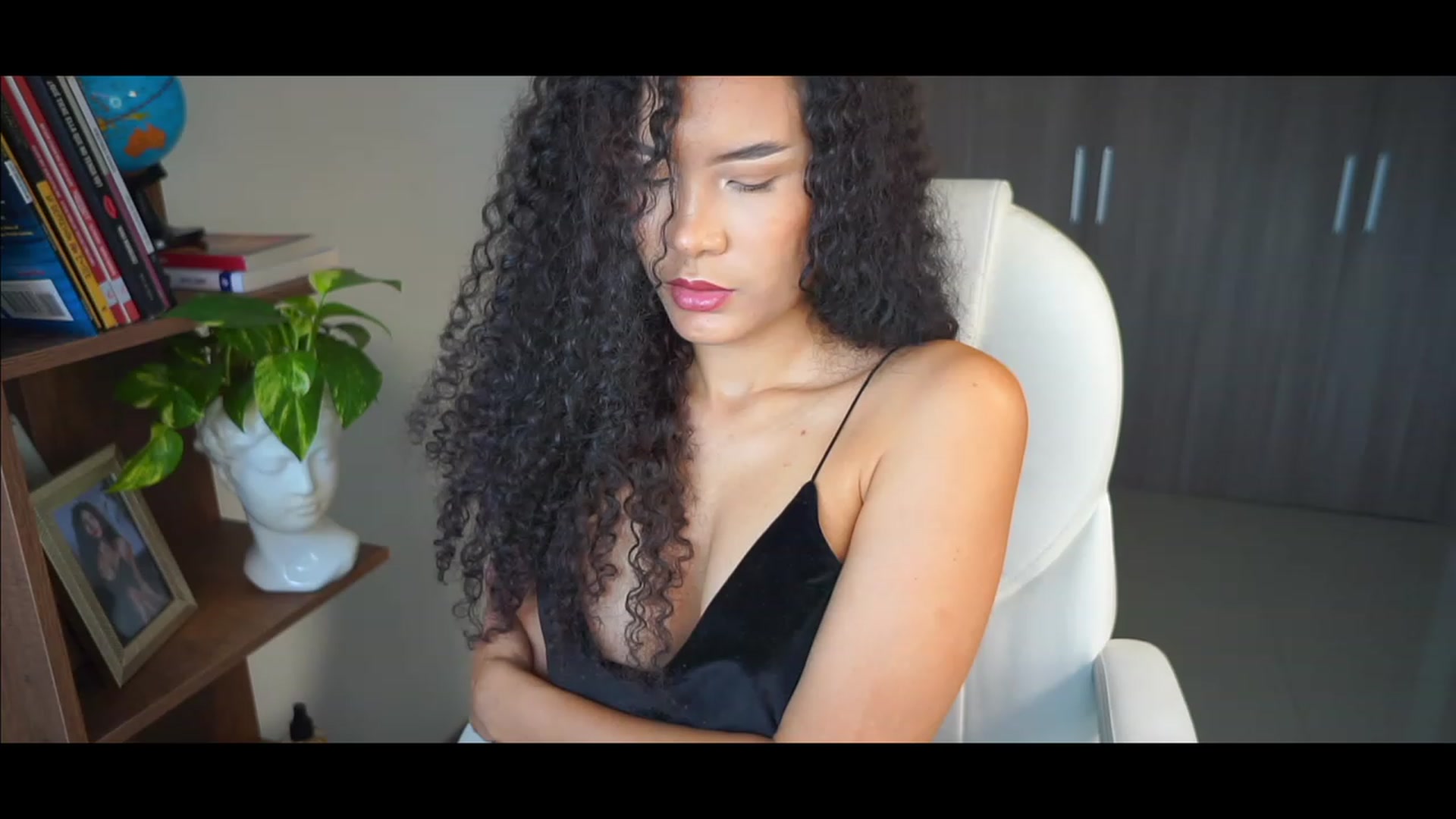 Gallery image thumbnail from Caroline_Ross's myfreecams stream on, 01/18/2023, 20:41 image 5 of 20