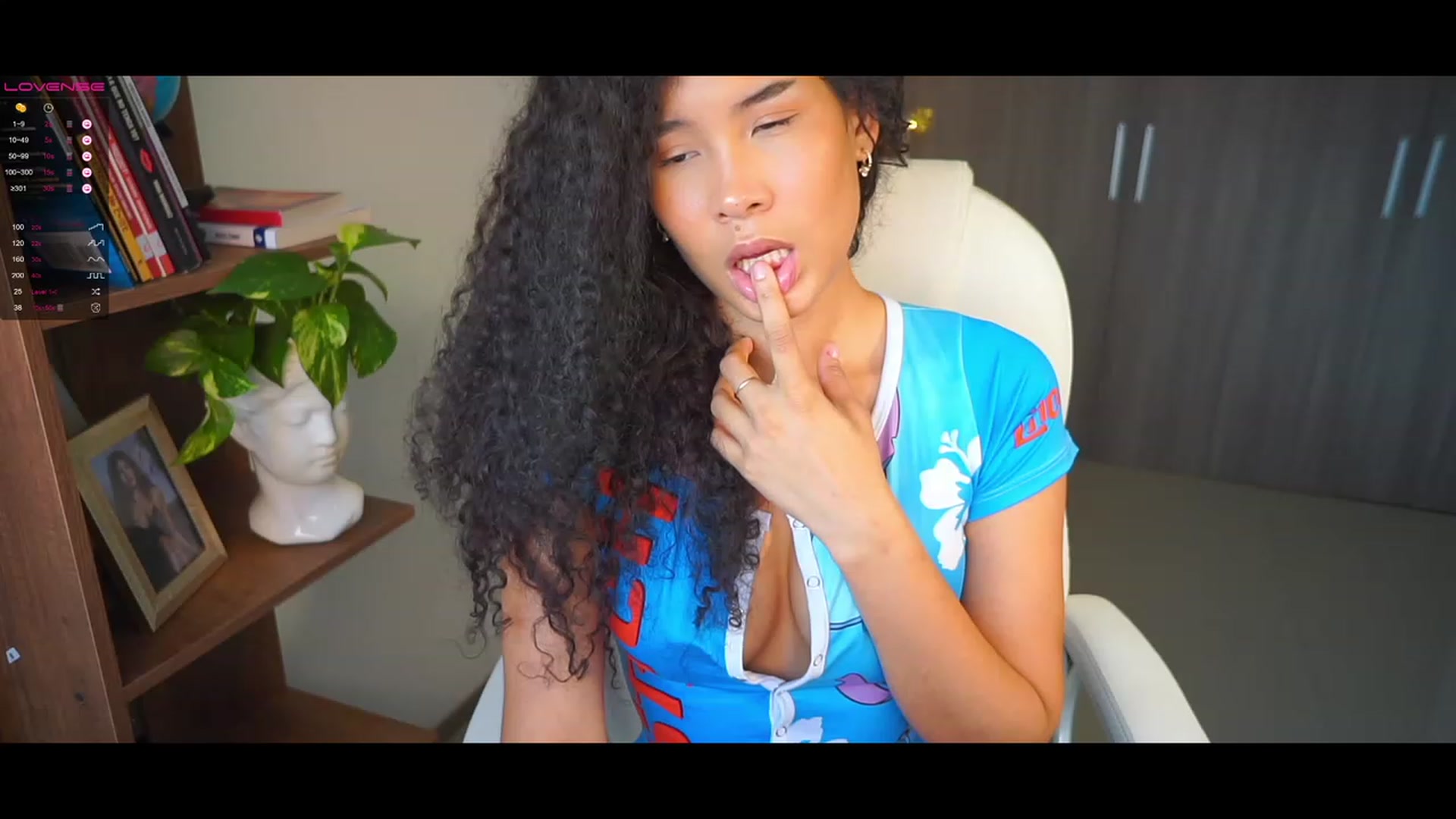 Gallery image thumbnail from Caroline_Ross's myfreecams stream on, 01/20/2023, 17:56 image 12 of 20