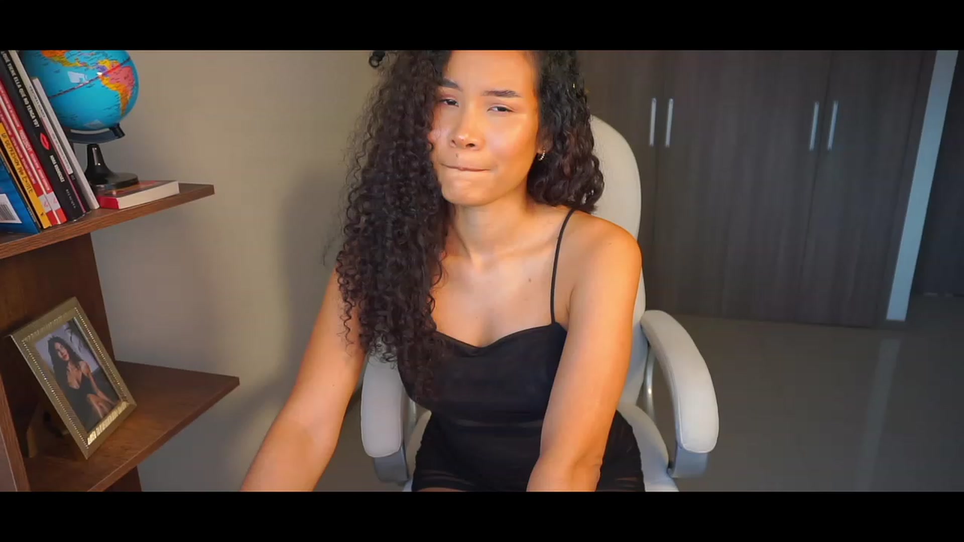 Gallery image thumbnail from Caroline_Ross's myfreecams stream on, 01/31/2023, 17:44 image 3 of 20
