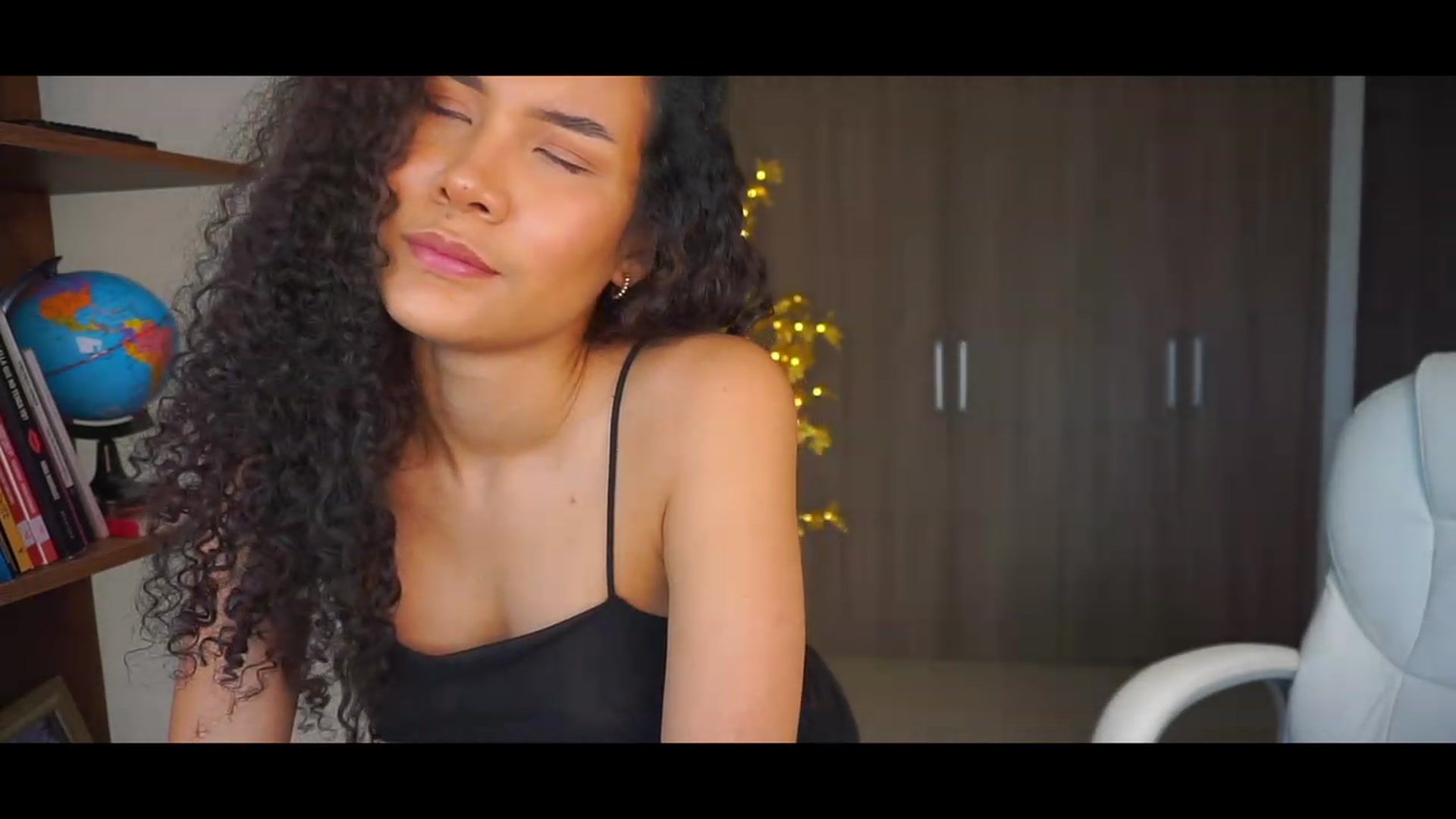 Gallery image thumbnail from Caroline_Ross's myfreecams stream on, 01/31/2023, 17:44 image 13 of 20