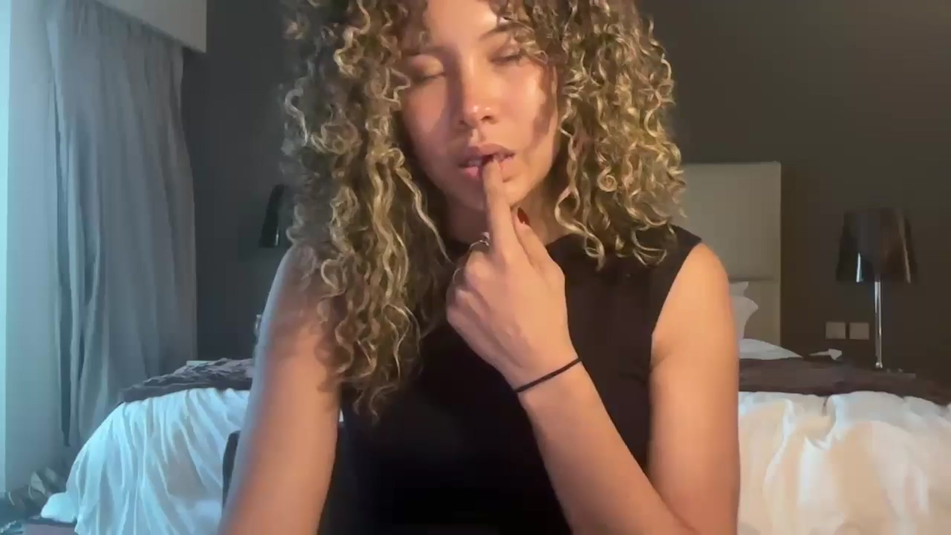 Gallery image thumbnail from Caroline_Ross's myfreecams stream on, 07/17/2024, 15:33 image 1 of 20