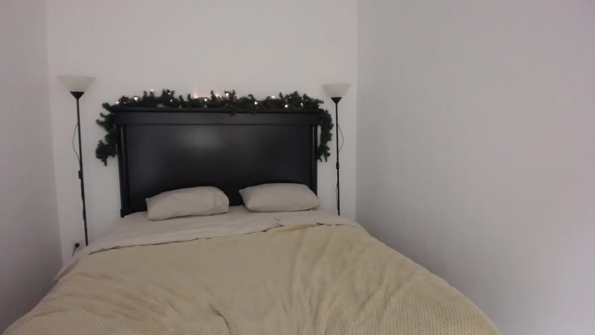 Gallery image thumbnail from Carollyne_'s myfreecams stream on, 12/15/2022, 17:22 image 4 of 20