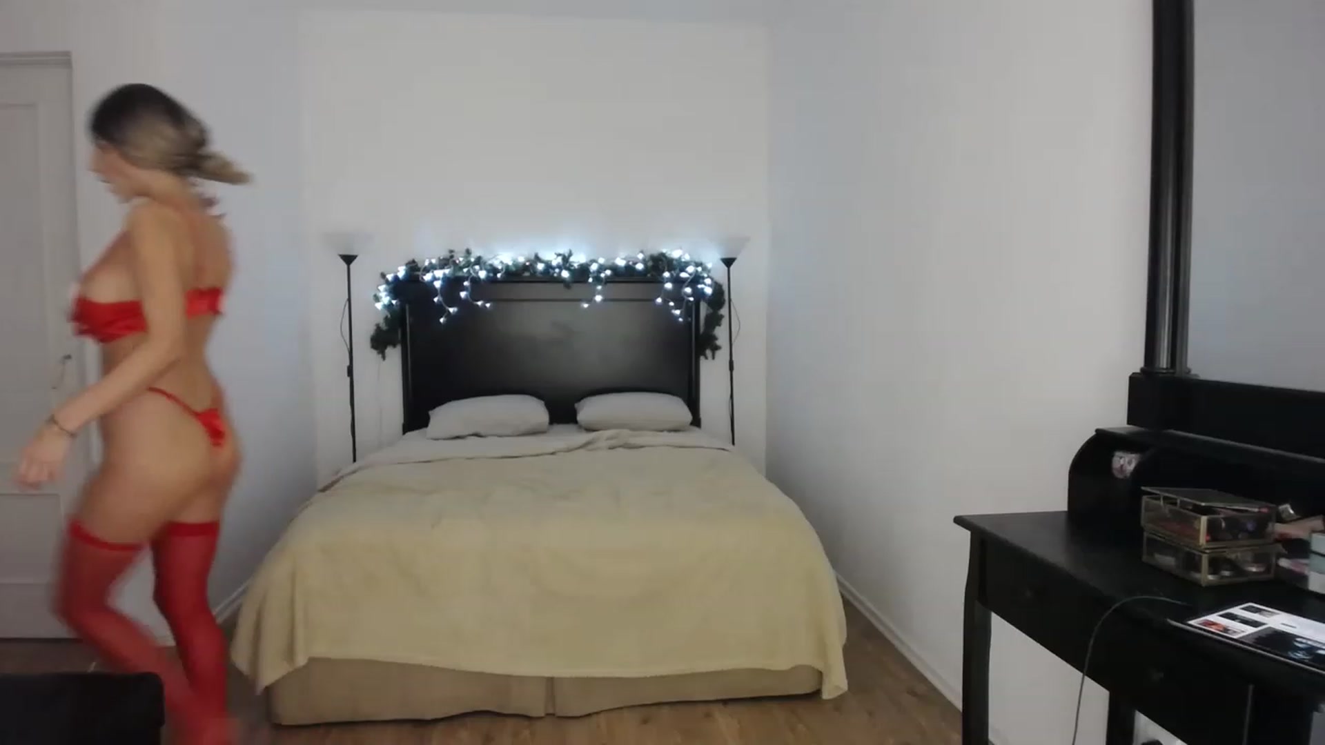 Gallery image thumbnail from Carollyne_'s myfreecams stream on, 12/21/2022, 14:42 image 5 of 20