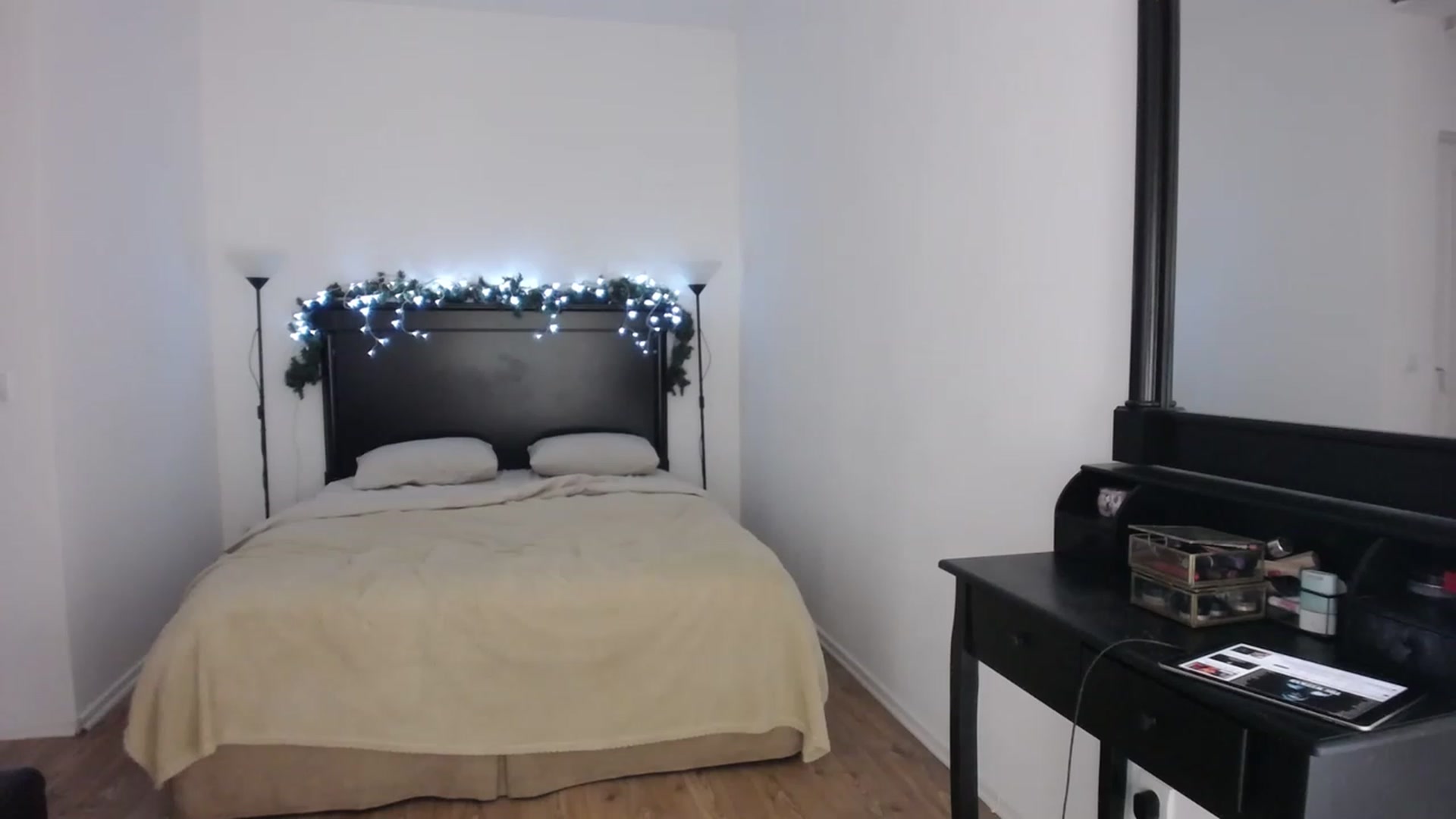 Gallery image thumbnail from Carollyne_'s myfreecams stream on, 12/21/2022, 14:42 image 9 of 20