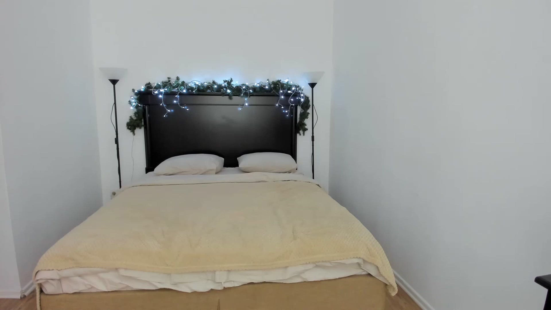 Gallery image thumbnail from Carollyne_'s myfreecams stream on, 12/23/2022, 16:24 image 18 of 20