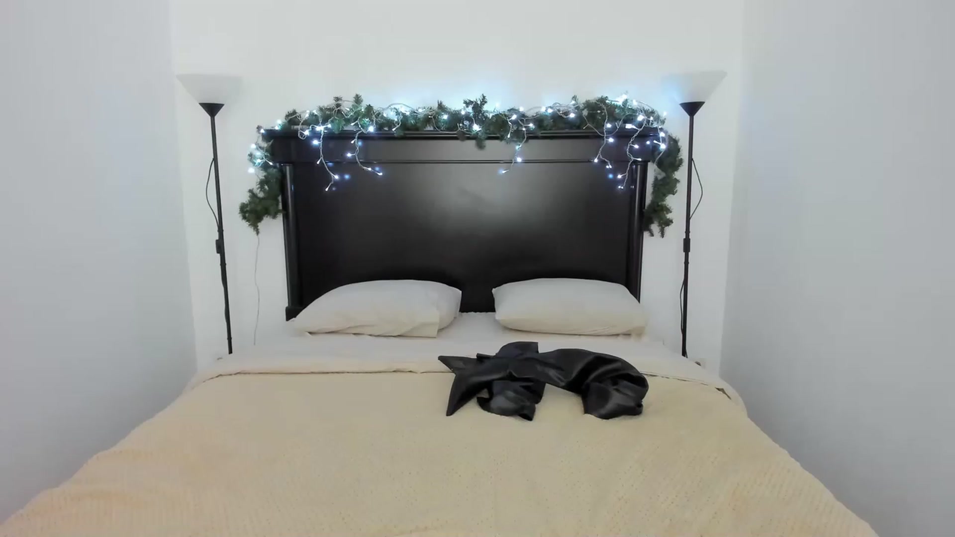 Gallery image thumbnail from Carollyne_'s myfreecams stream on, 12/23/2022, 17:09 image 15 of 20
