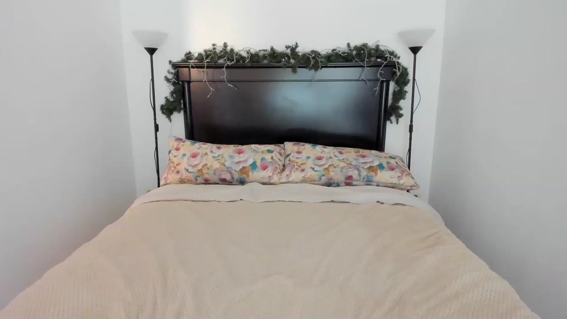 Gallery image thumbnail from Carollyne_'s myfreecams stream on, 12/27/2022, 14:32 image 18 of 20