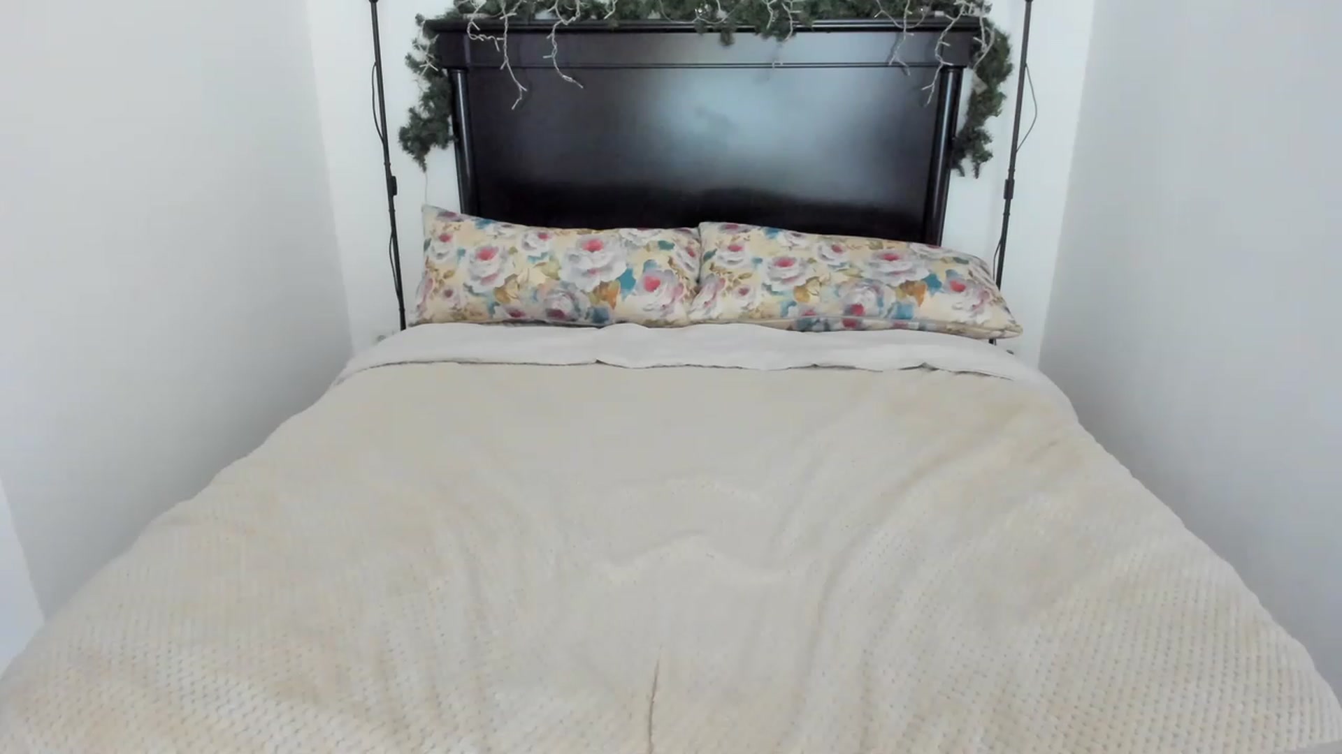 Gallery image thumbnail from Carollyne_'s myfreecams stream on, 12/27/2022, 15:25 image 13 of 20