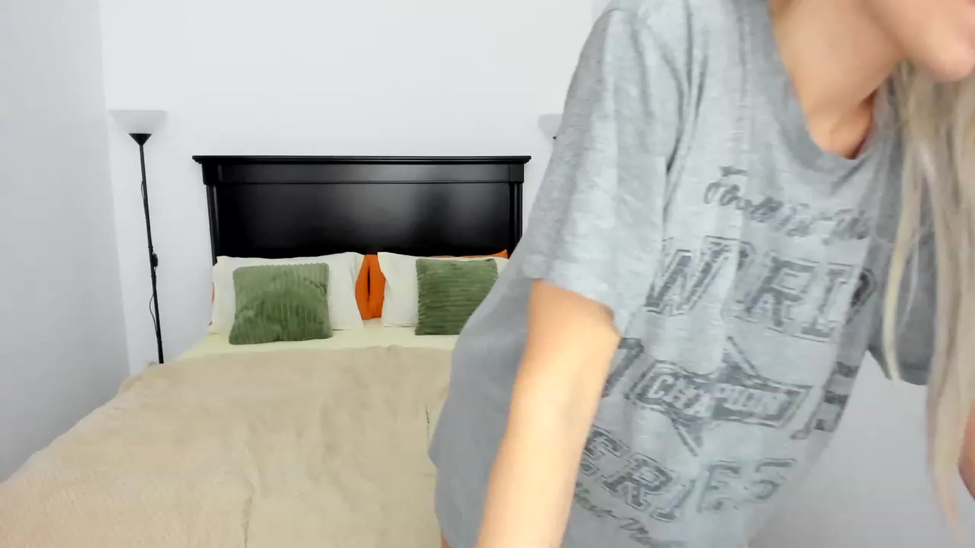 Gallery image thumbnail from Carollyne_'s myfreecams stream on, 02/06/2023, 18:23 image 13 of 20