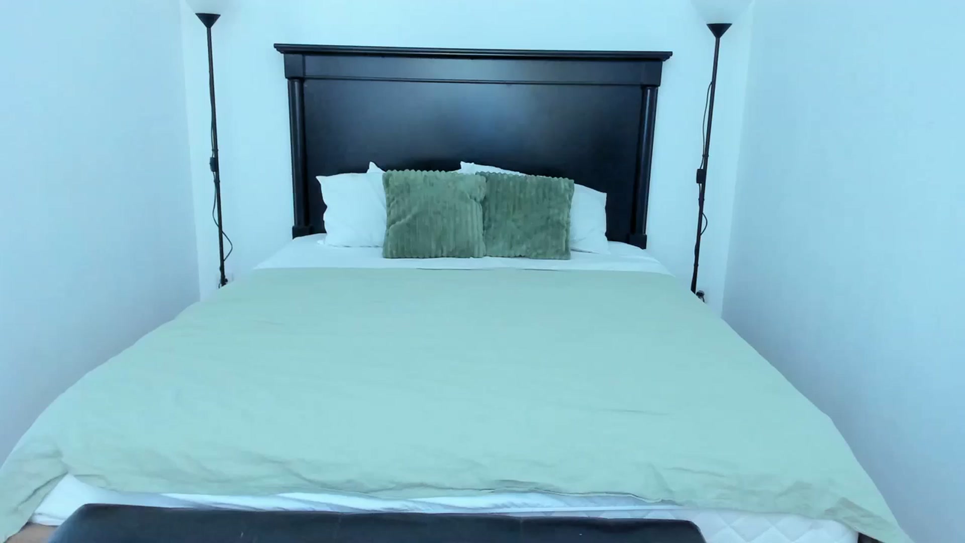 Gallery image thumbnail from Carollyne_'s myfreecams stream on, 08/18/2023, 13:10 image 7 of 20