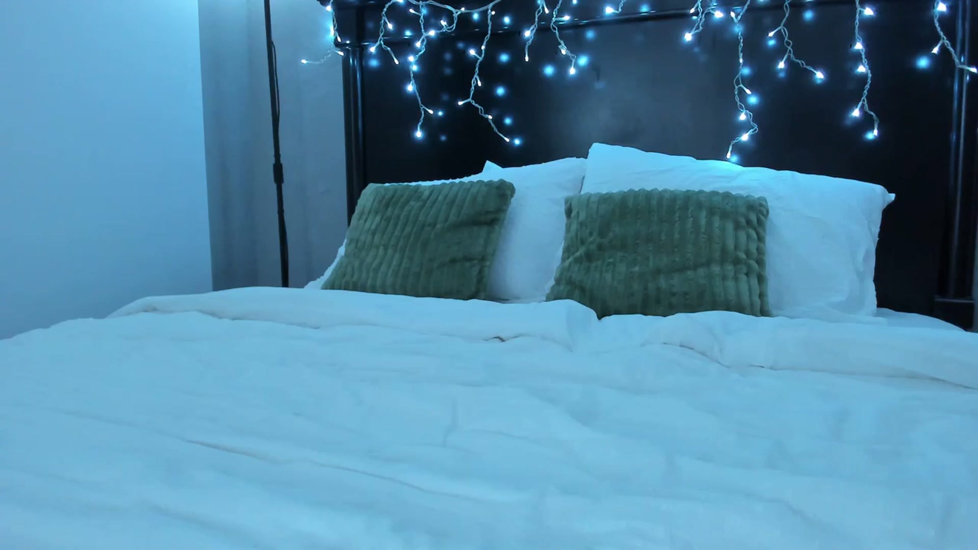 Gallery image thumbnail from Carollyne_'s myfreecams stream on, 11/29/2023, 16:00 image 19 of 20
