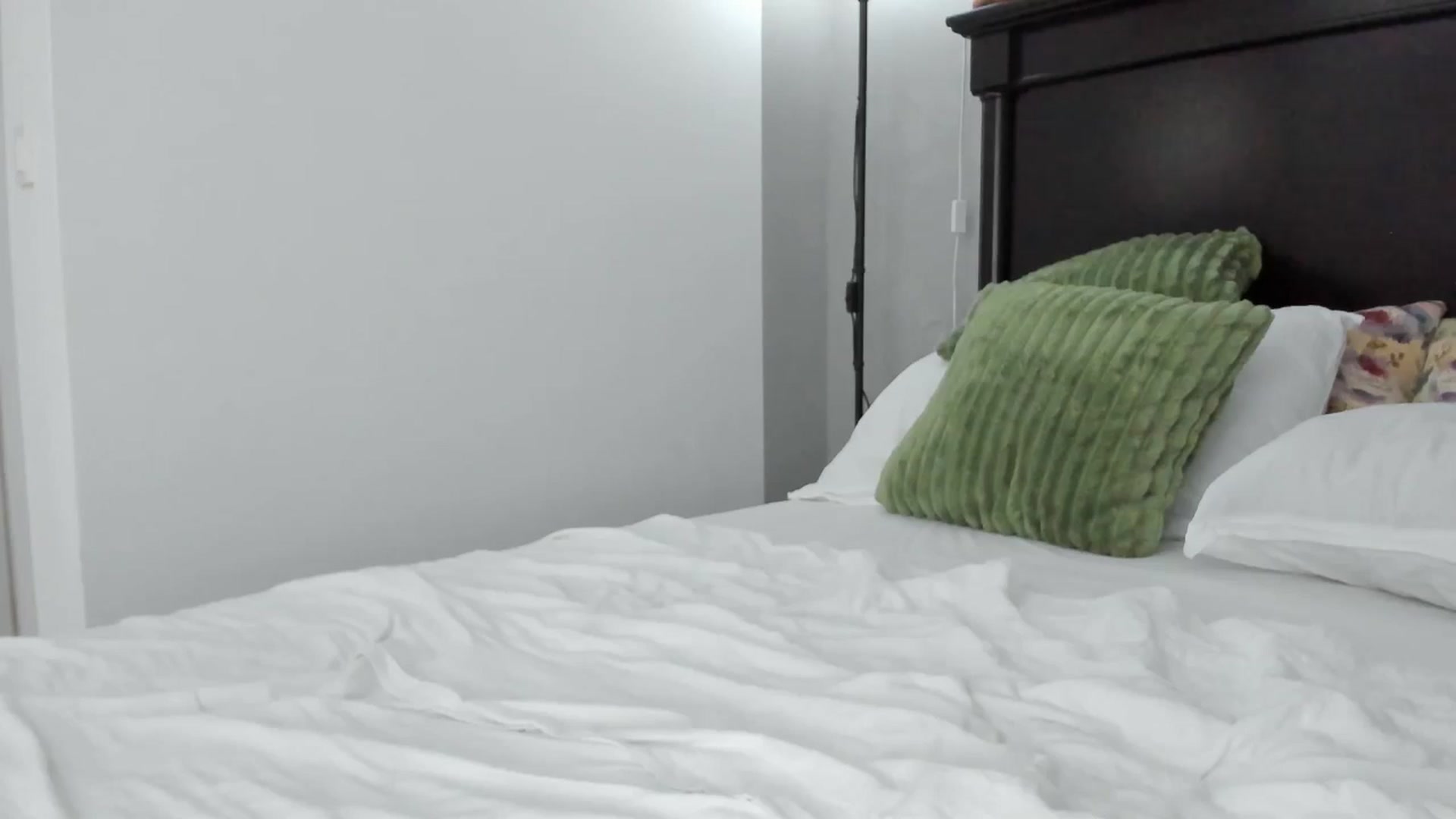 Gallery image thumbnail from Carollyne_'s myfreecams stream on, 08/20/2024, 17:16 image 4 of 20