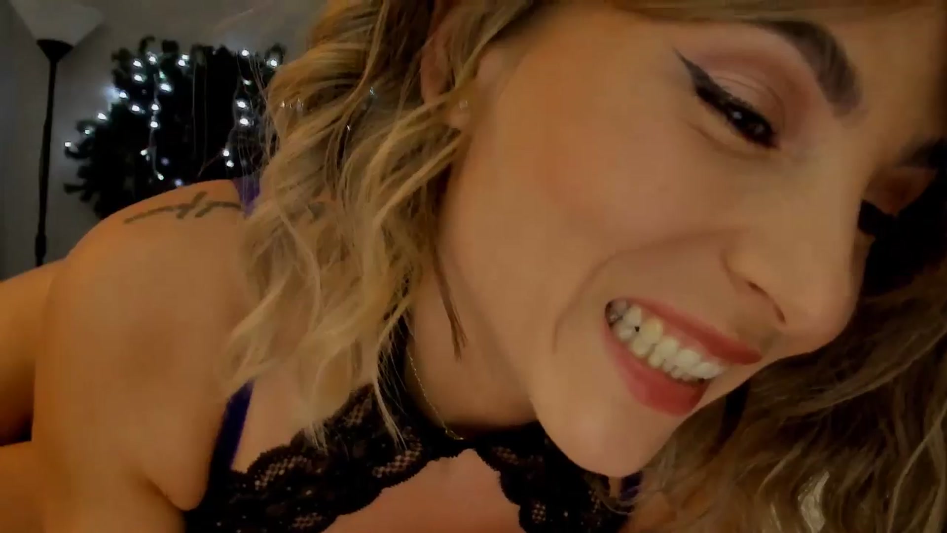Gallery image thumbnail from Carollyne_'s myfreecams stream on, 12/13/2024, 16:19 image 11 of 20