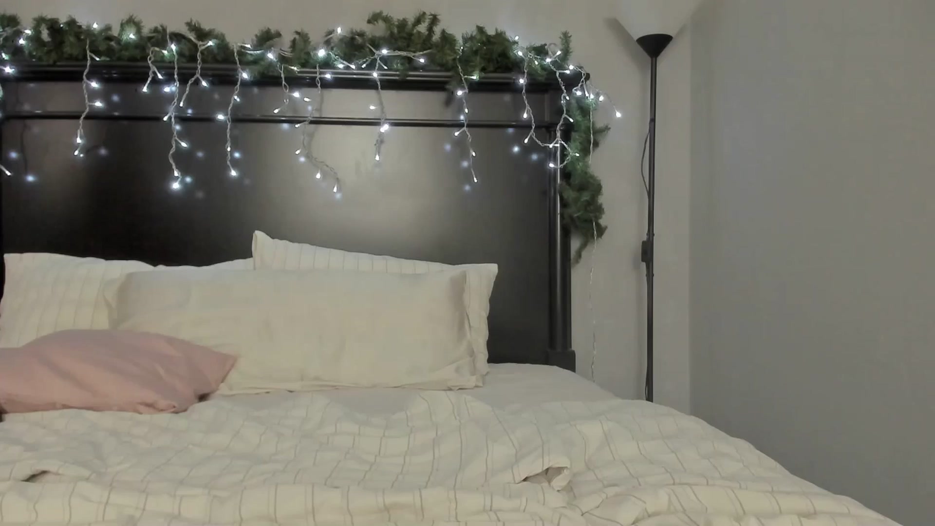 Gallery image thumbnail from Carollyne_'s myfreecams stream on, 12/27/2024, 12:10 image 6 of 20