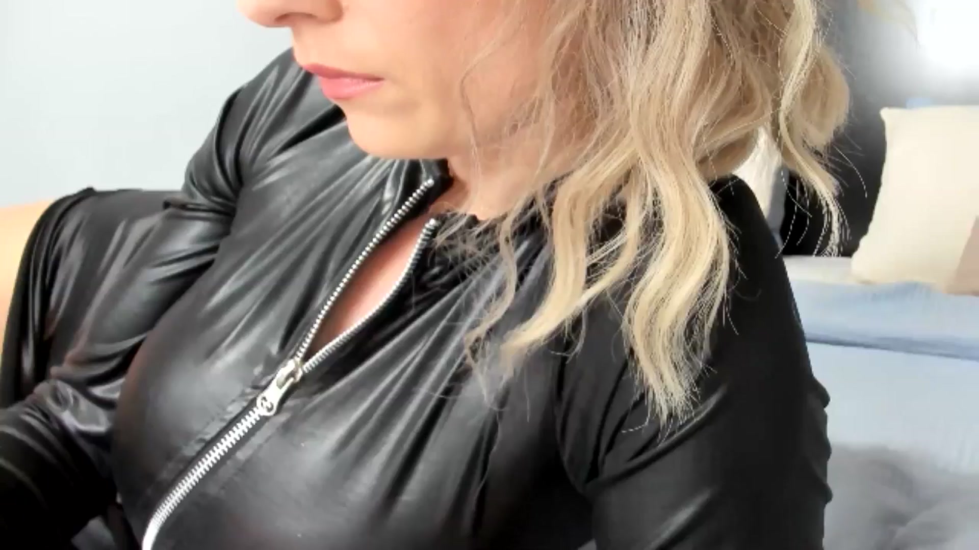 Gallery image thumbnail from Carollyne_'s myfreecams stream on, 04/02/2025, 13:53 image 13 of 20