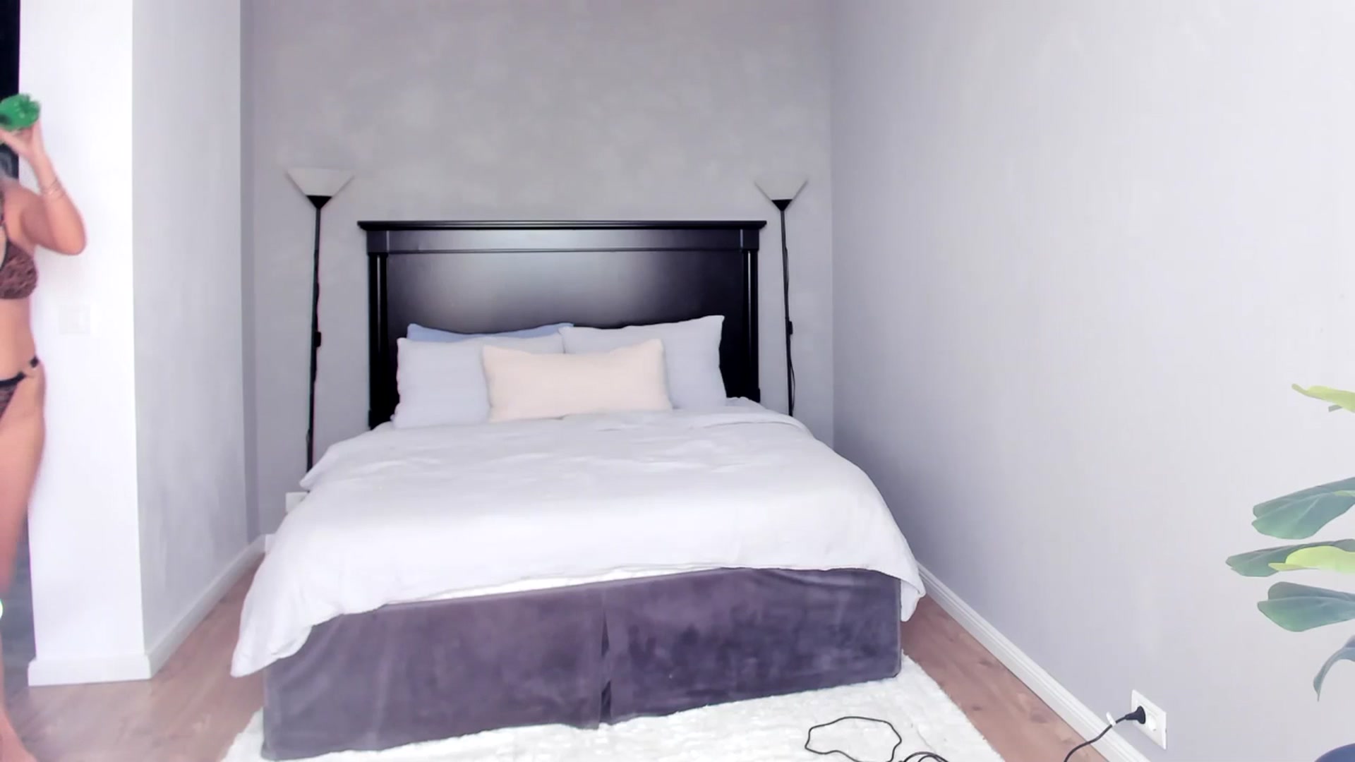 Gallery image thumbnail from Carollyne_'s myfreecams stream on, 04/17/2025, 12:08 image 8 of 20