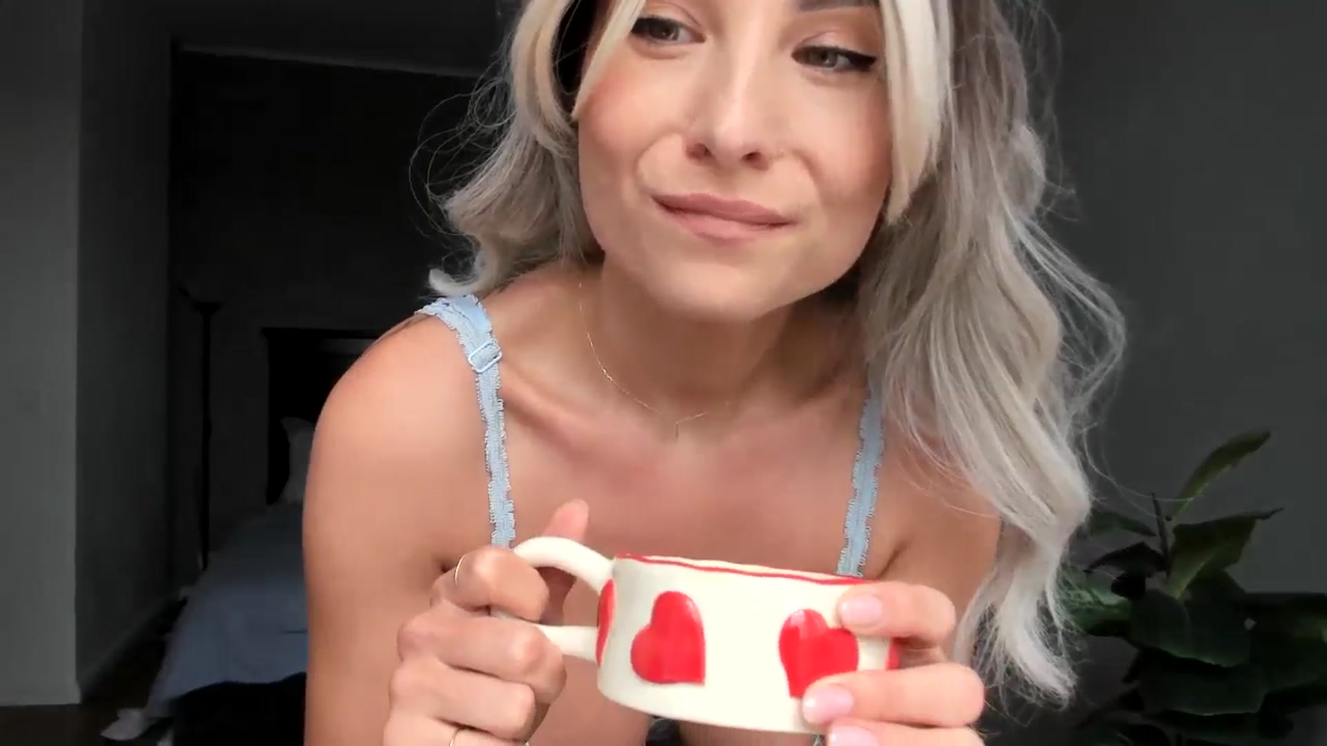 Gallery image thumbnail from Carollyne_'s myfreecams stream on, 05/14/2025, 11:33 image 17 of 20