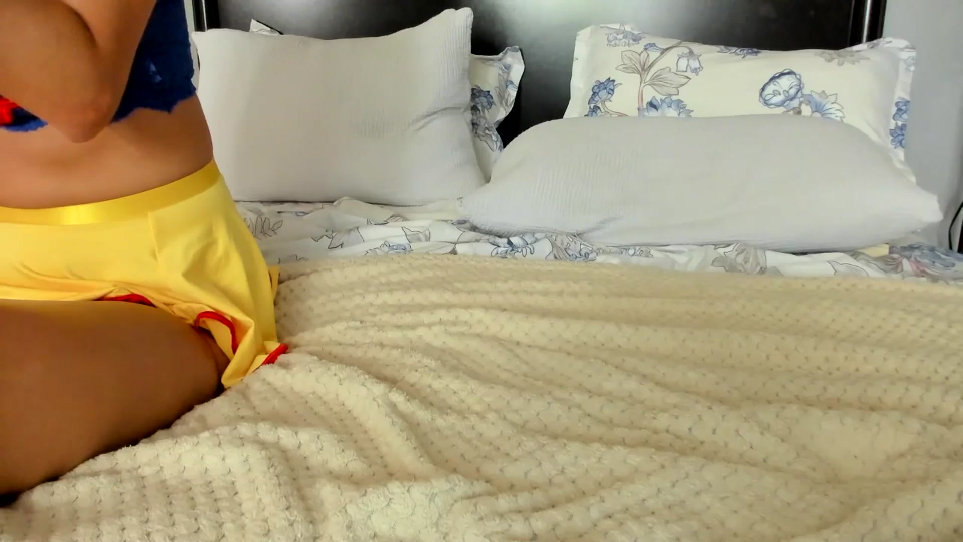 Gallery image thumbnail from Carollyne_'s myfreecams stream on, 08/04/2025, 13:30 image 6 of 20