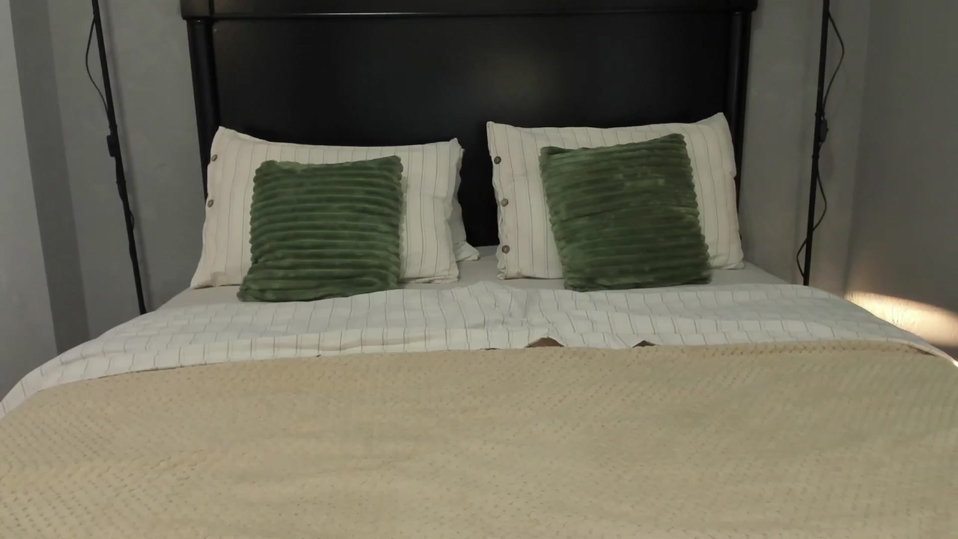 Gallery image thumbnail from Carollyne_'s myfreecams stream on, 10/27/2025, 15:03 image 3 of 20