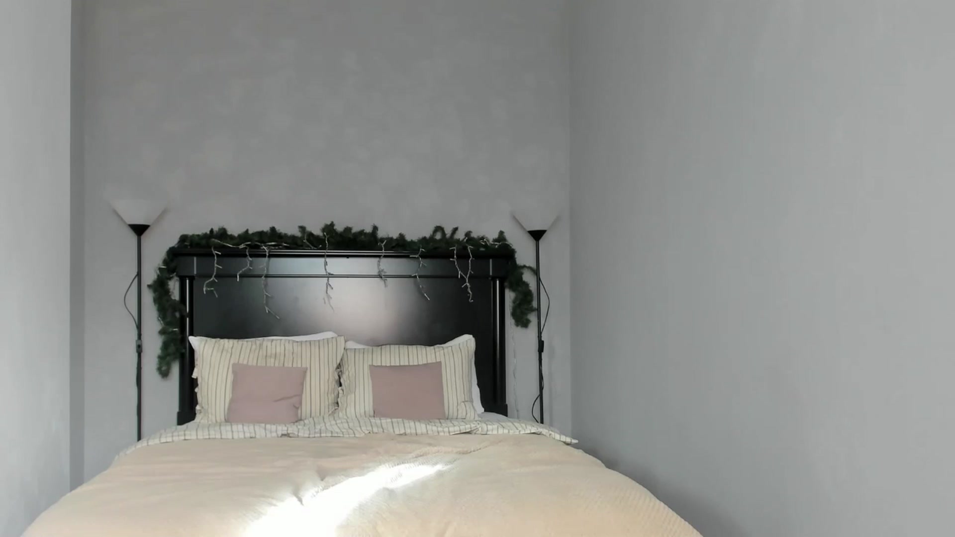 Gallery image thumbnail from Carollyne_'s myfreecams stream on, 12/13/2025, 12:01 image 10 of 20