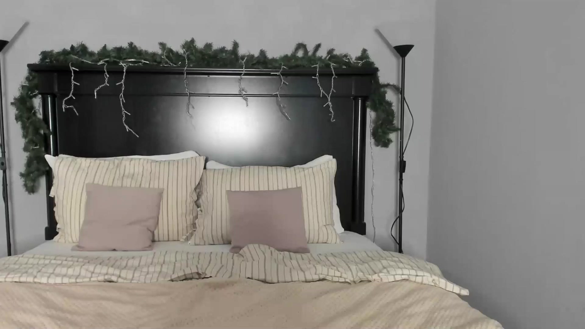 Gallery image thumbnail from Carollyne_'s myfreecams stream on, 12/13/2025, 17:56 image 14 of 20