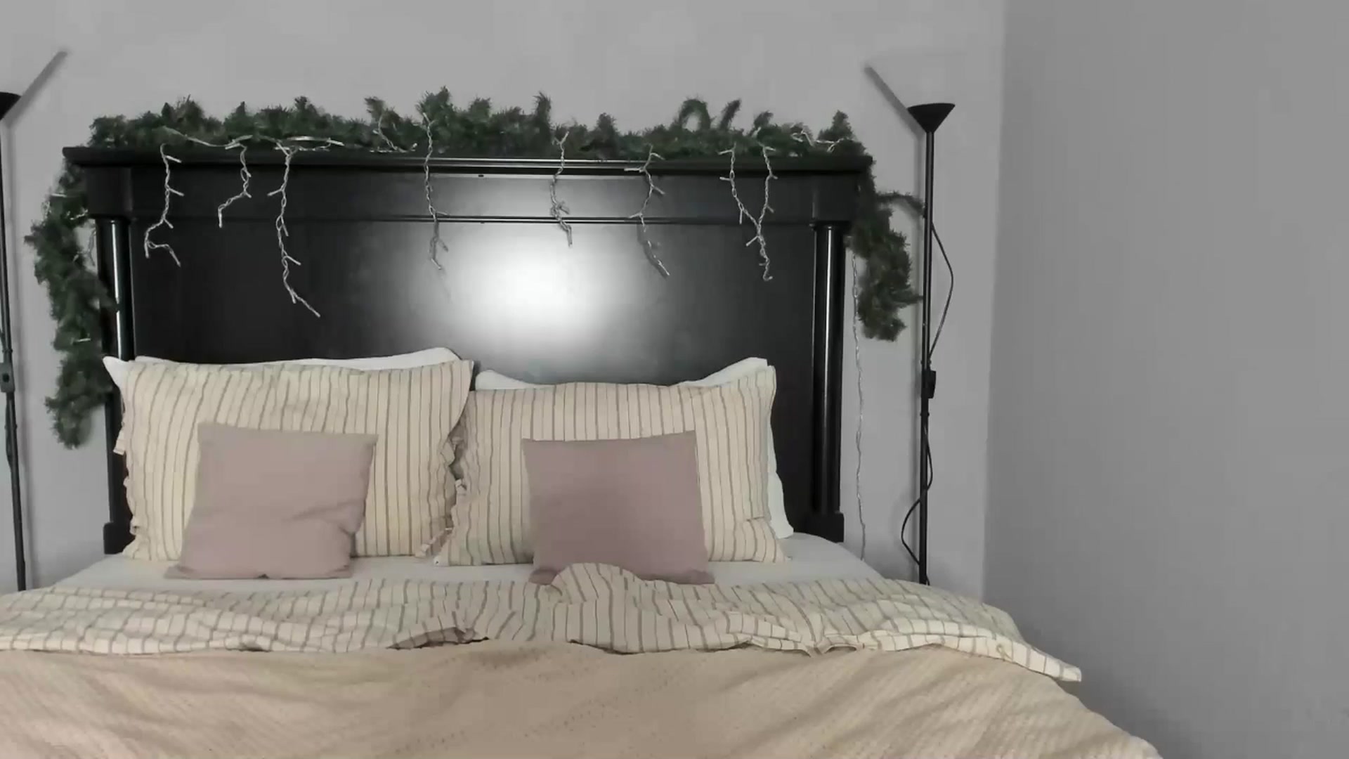 Gallery image thumbnail from Carollyne_'s myfreecams stream on, 12/13/2025, 17:56 image 15 of 20