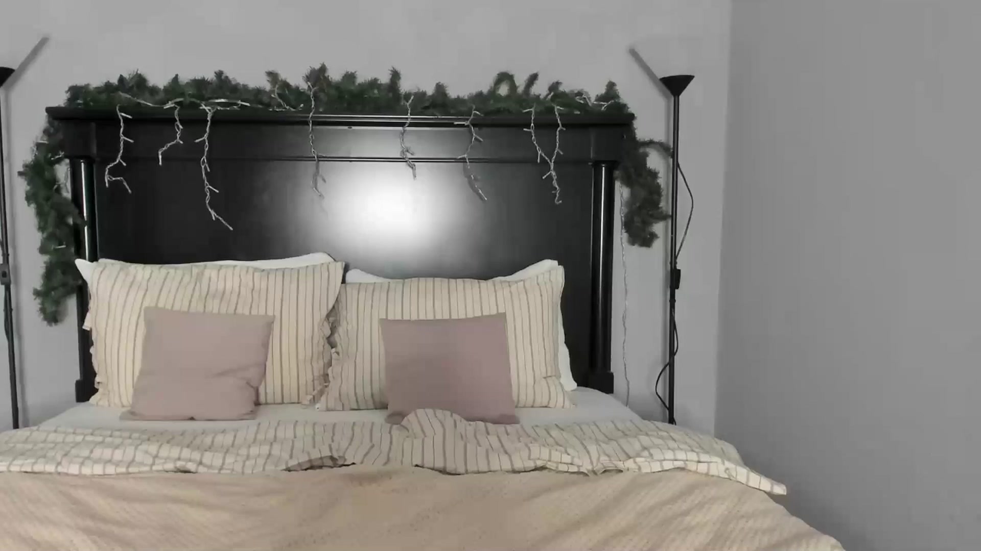 Gallery image thumbnail from Carollyne_'s myfreecams stream on, 12/13/2025, 17:56 image 17 of 20