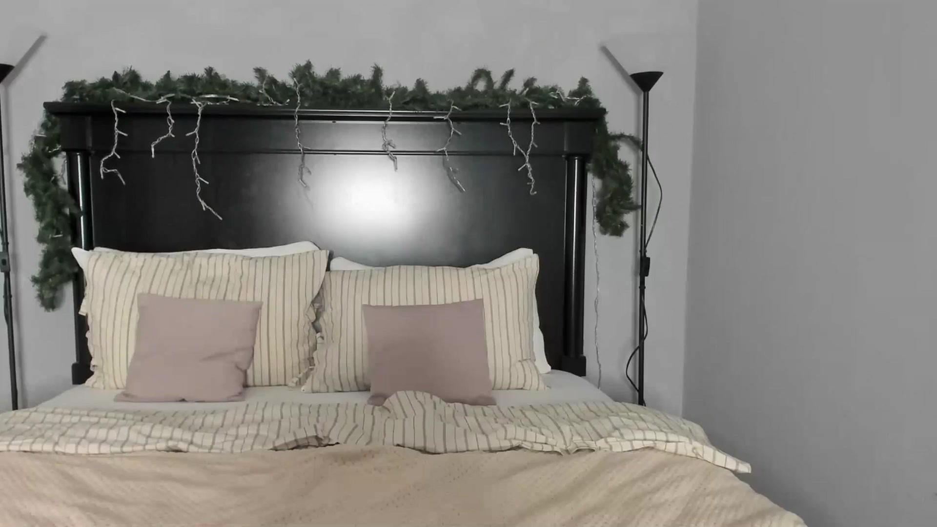 Gallery image thumbnail from Carollyne_'s myfreecams stream on, 12/13/2025, 17:56 image 12 of 20