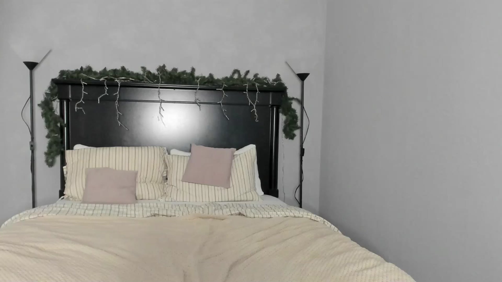 Gallery image thumbnail from Carollyne_'s myfreecams stream on, 12/15/2025, 15:19 image 1 of 20
