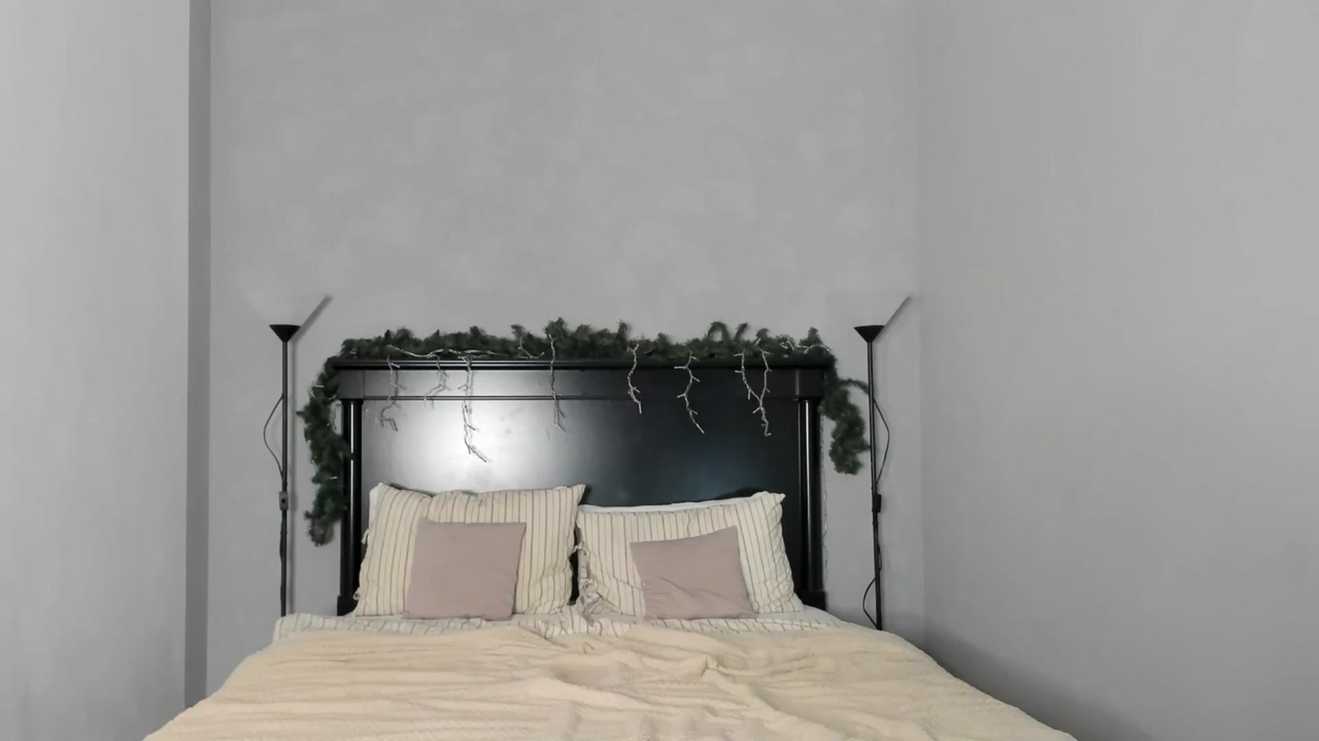 Gallery image thumbnail from Carollyne_'s myfreecams stream on, 12/19/2025, 18:30 image 15 of 20