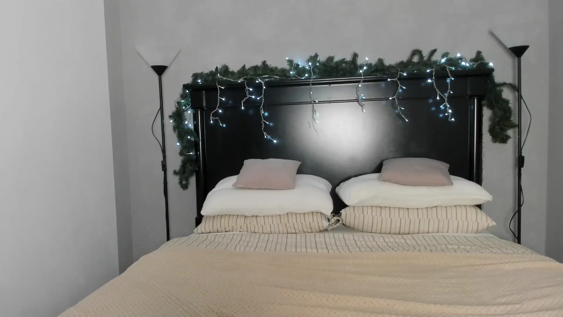 Gallery image thumbnail from Carollyne_'s myfreecams stream on, 12/22/2025, 13:46 image 18 of 20