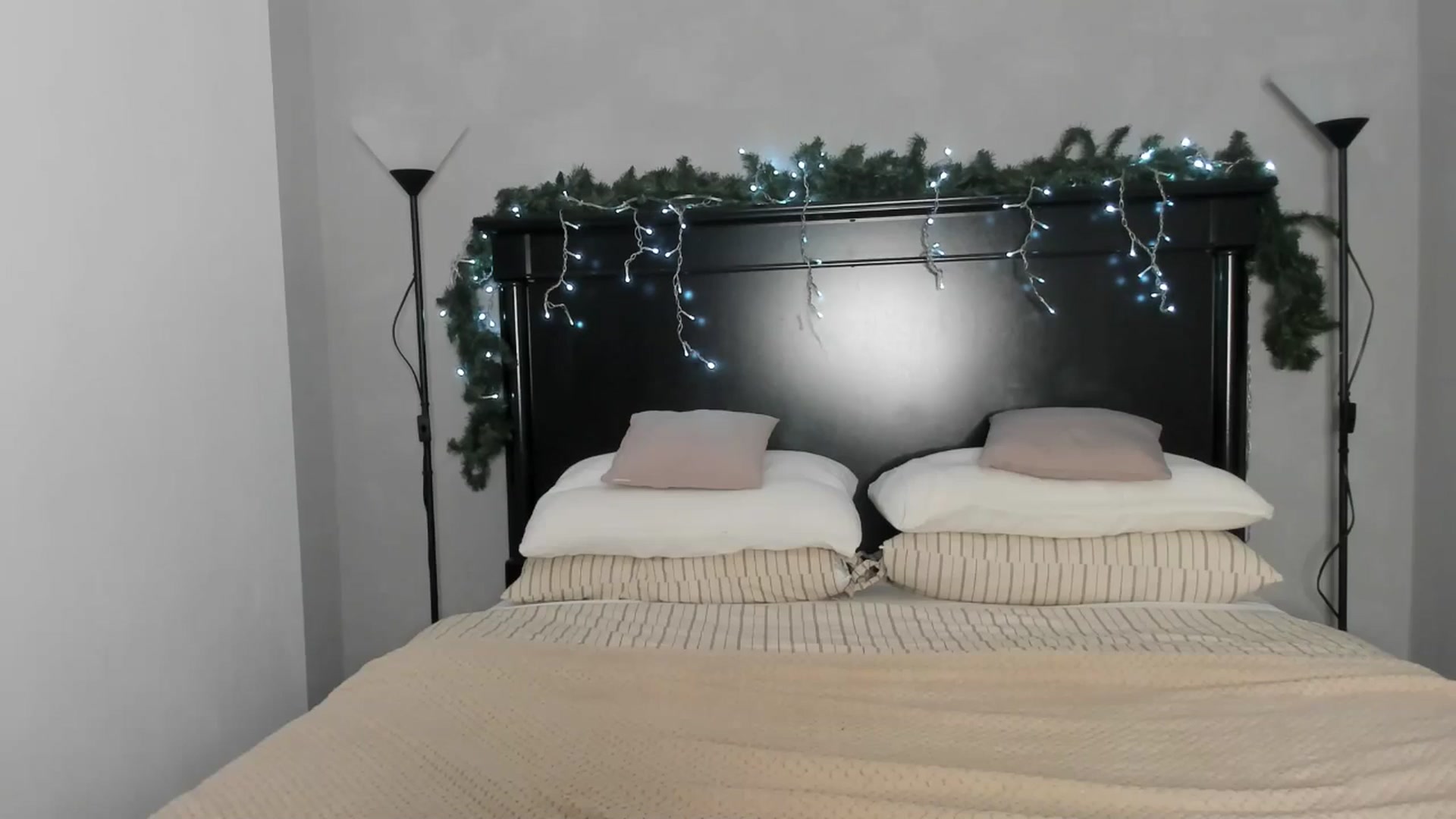 Gallery image thumbnail from Carollyne_'s myfreecams stream on, 12/22/2025, 13:46 image 20 of 20