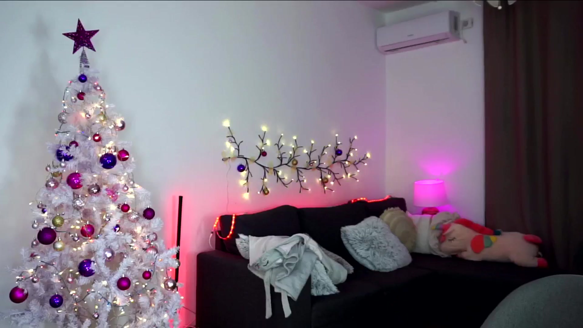 Gallery image thumbnail from Carrolyna's myfreecams stream on, 12/04/2024, 16:15 image 11 of 20