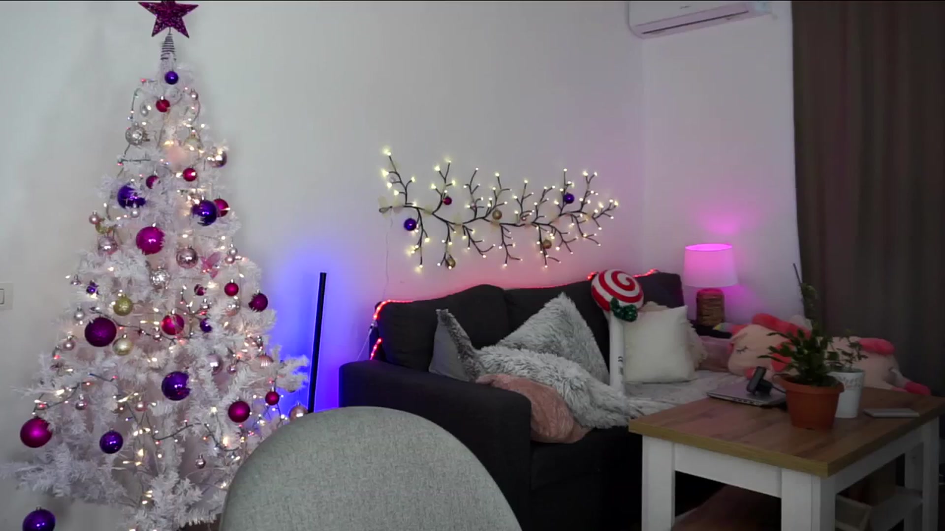 Gallery image thumbnail from Carrolyna's myfreecams stream on, 12/23/2024, 09:42 image 8 of 20