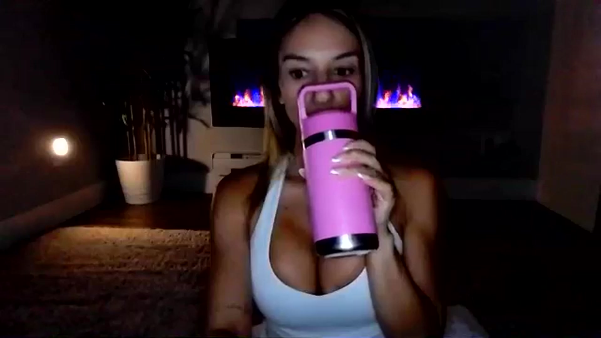 Gallery image thumbnail from CashleyBanks's myfreecams stream on, 08/19/2025, 03:43 image 8 of 20