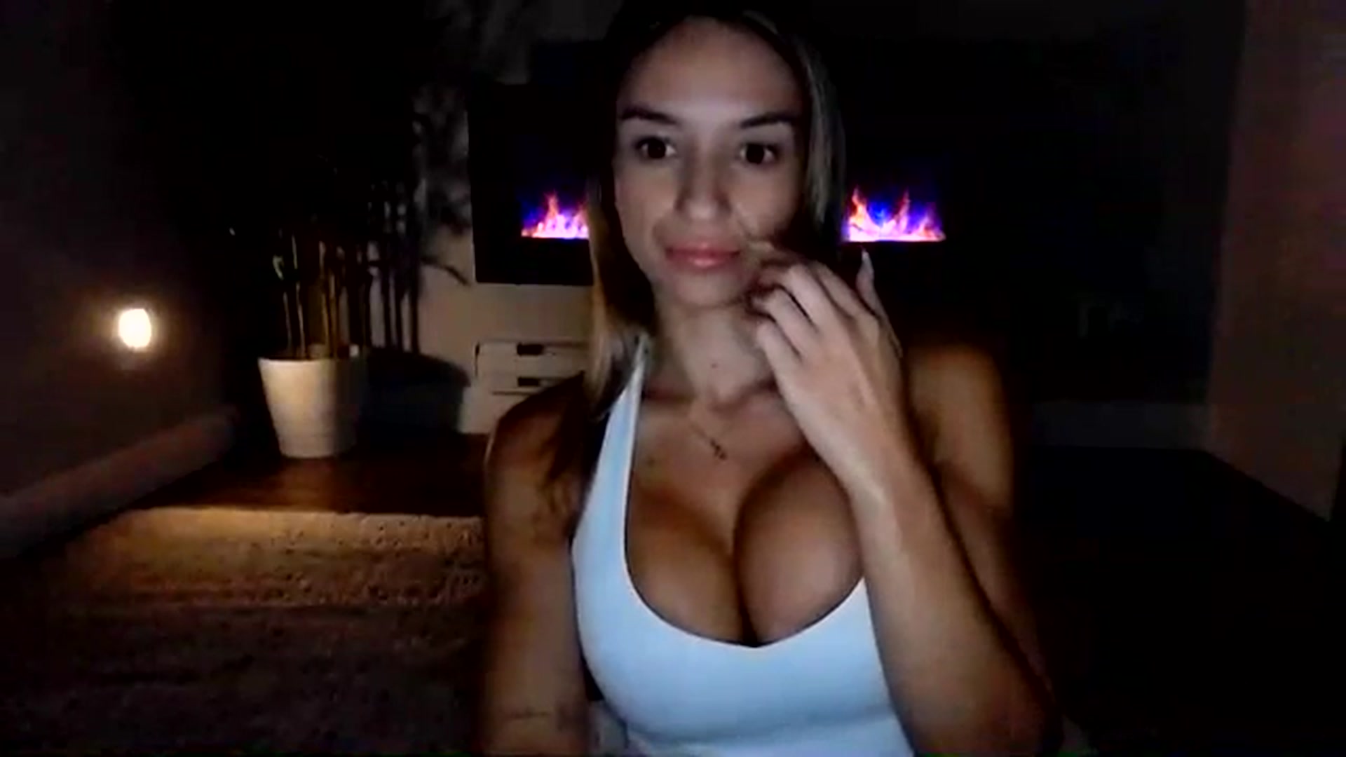 Gallery image thumbnail from CashleyBanks's myfreecams stream on, 08/19/2025, 03:43 image 10 of 20