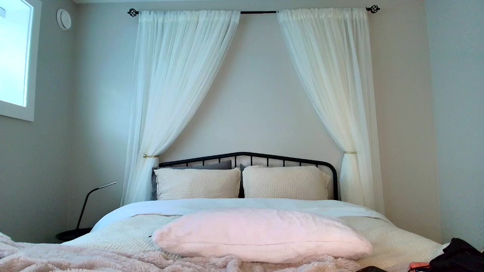 Gallery image thumbnail from CashleyBanks's myfreecams stream on, 10/14/2025, 24:00 image 11 of 20