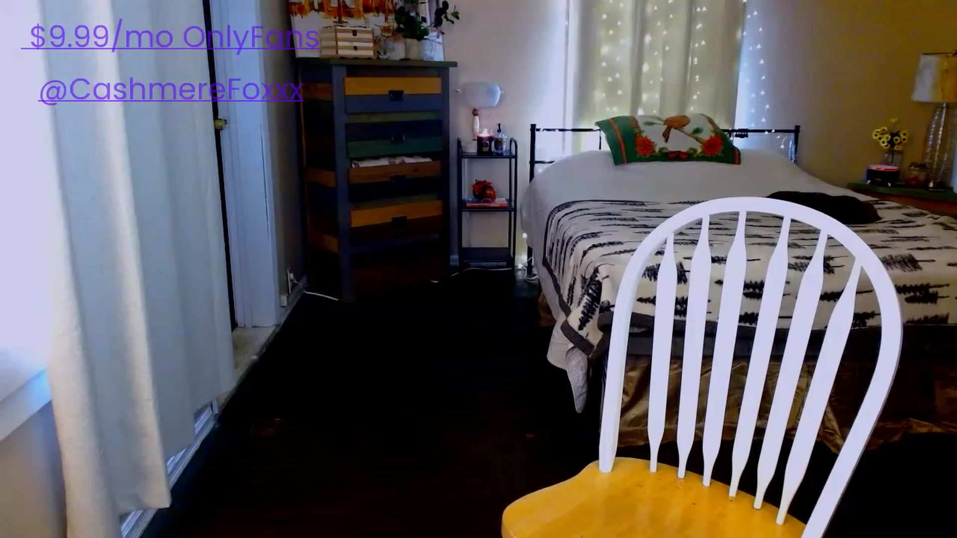 Gallery image thumbnail from CashmereFoxxx's myfreecams stream on, 12/10/2022, 16:20 image 15 of 20