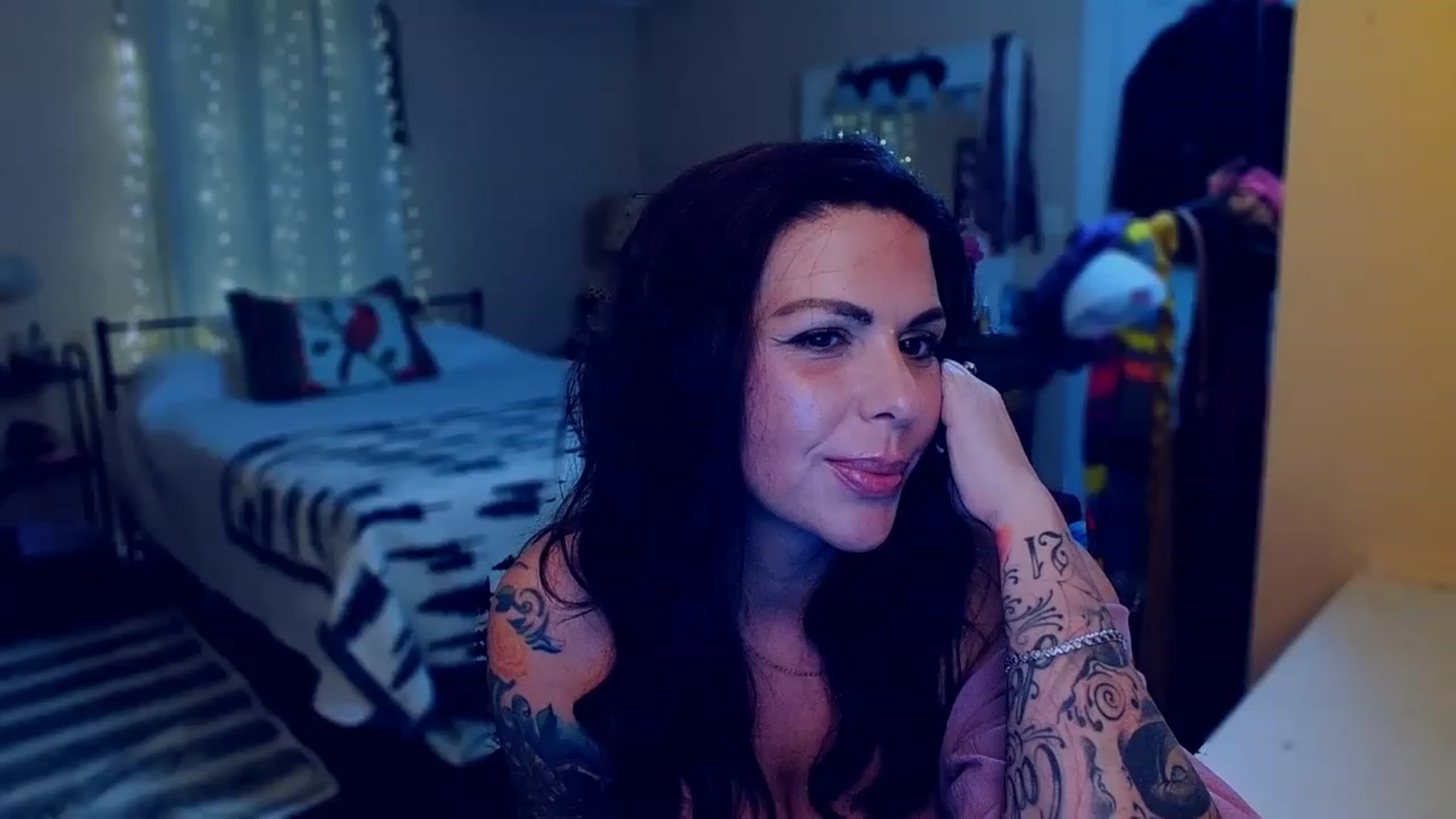Gallery image thumbnail from CashmereFoxxx's myfreecams stream on, 12/20/2022, 24:49 image 3 of 20